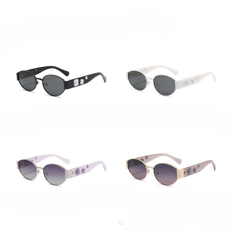 PEACH ACCESSORIES Oval Sunglasses with 3 Flowers Details
