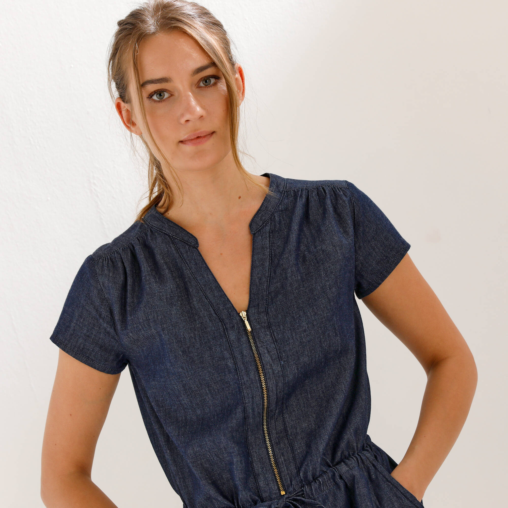 Robe courte col zippé, denim léger
