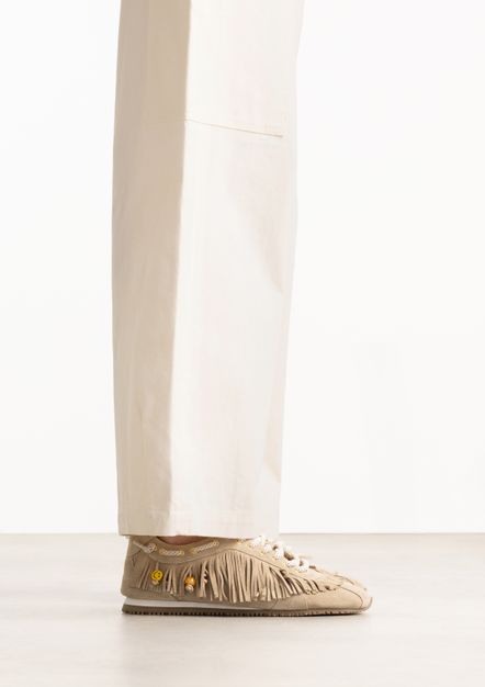 Beige suède sneakers met franjes