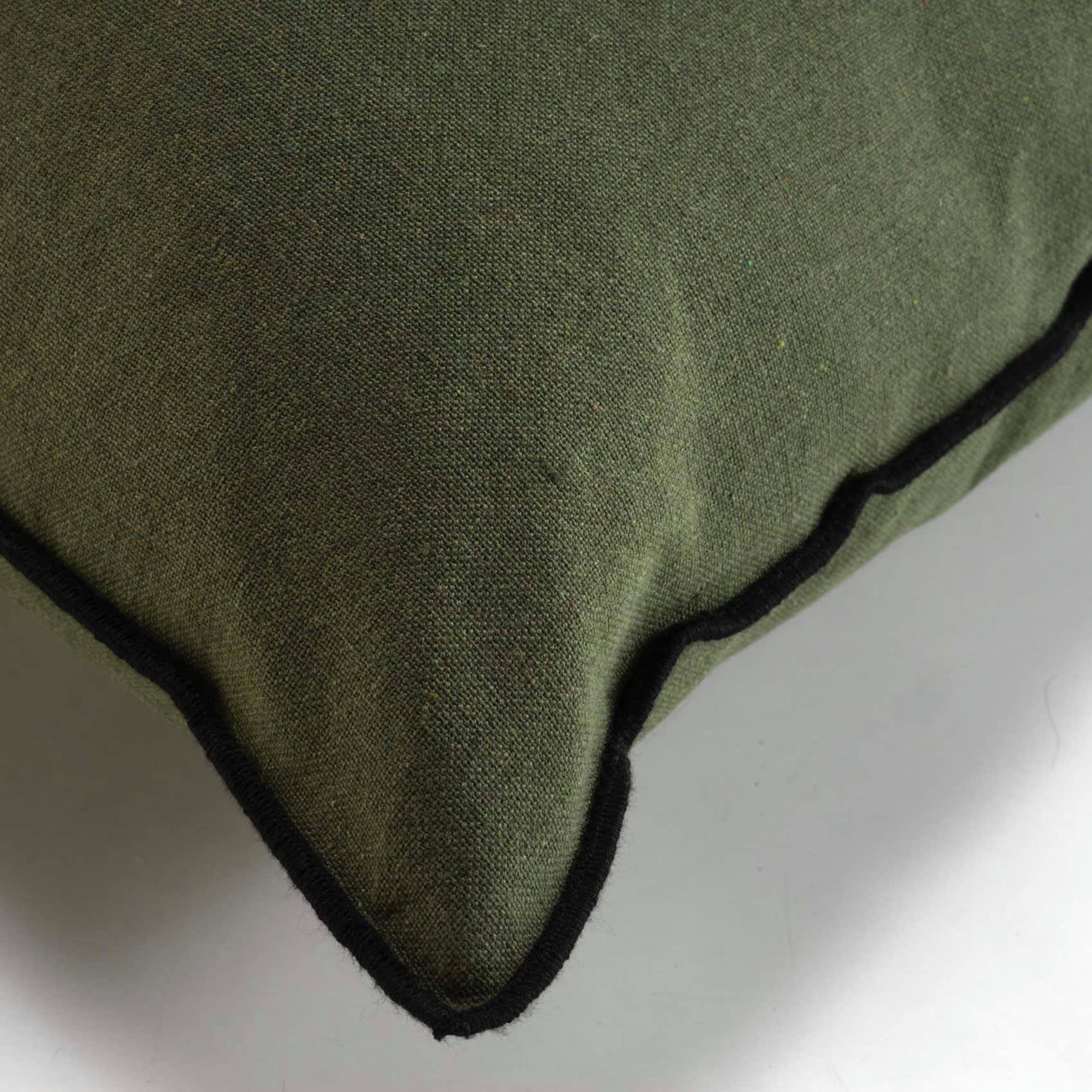 - Coussin avec surjet en coton recyclé vert olive 50x50 cm