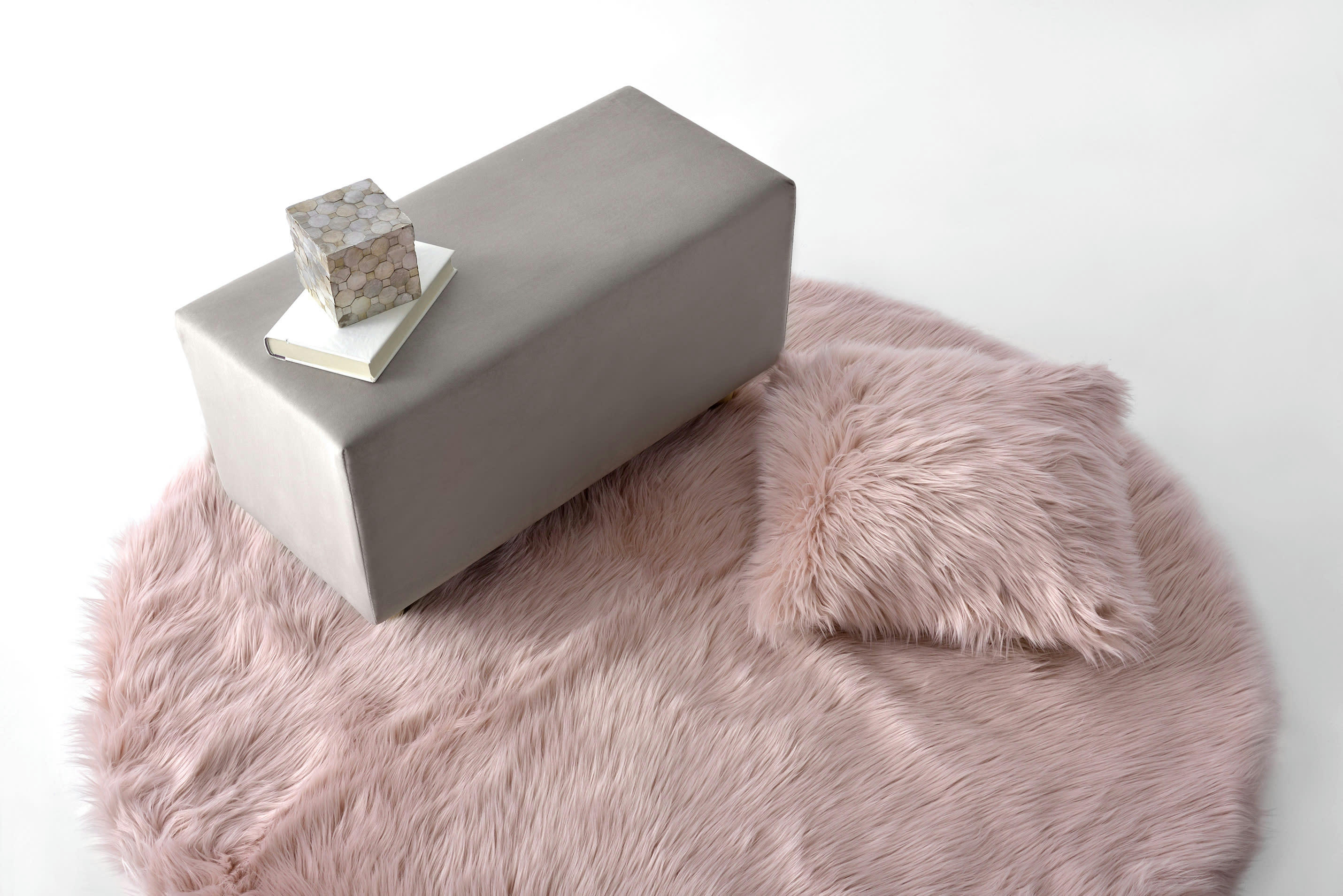 ROUND SKIN - Tapis rond synthétique  poils long rose.