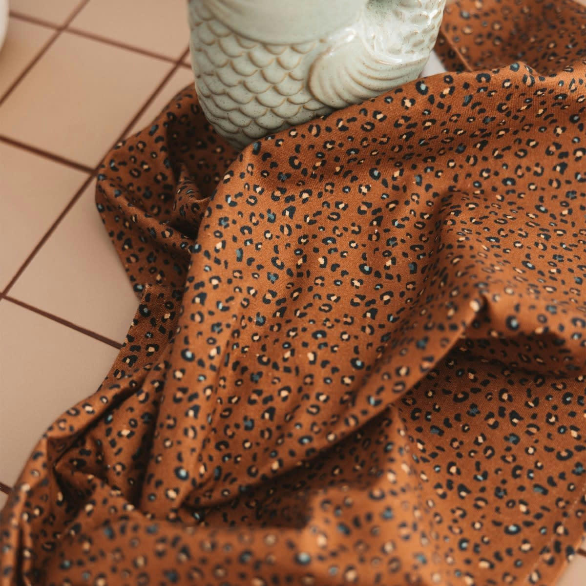 HÔTEL PARTICULIER - Torchon en coton imprimé léopard rouge foncé 45x70