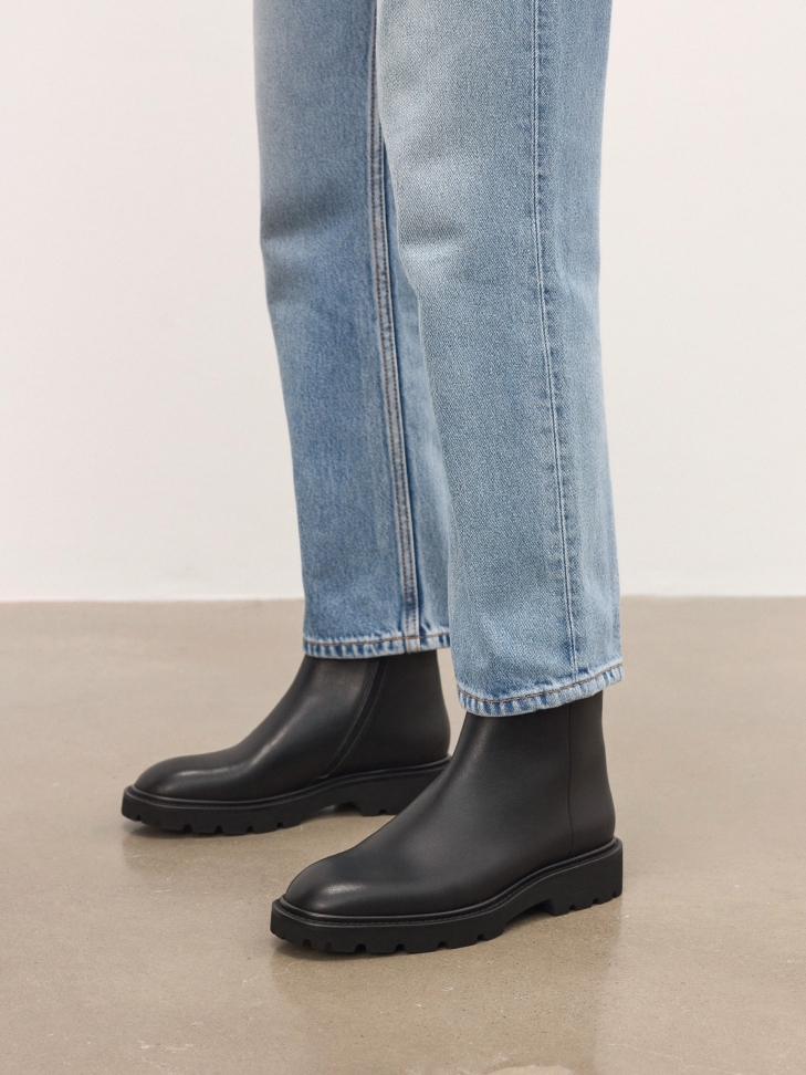 Flat natural leather boots