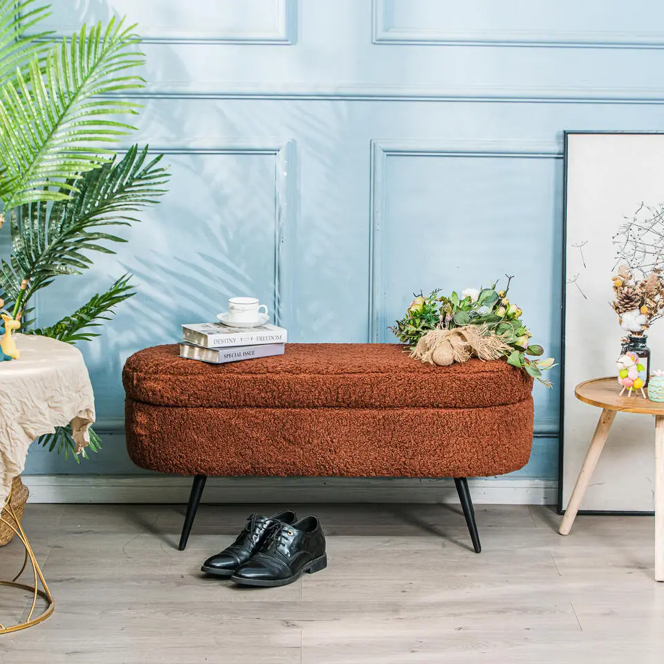 Metalen bank met terracotta krullen