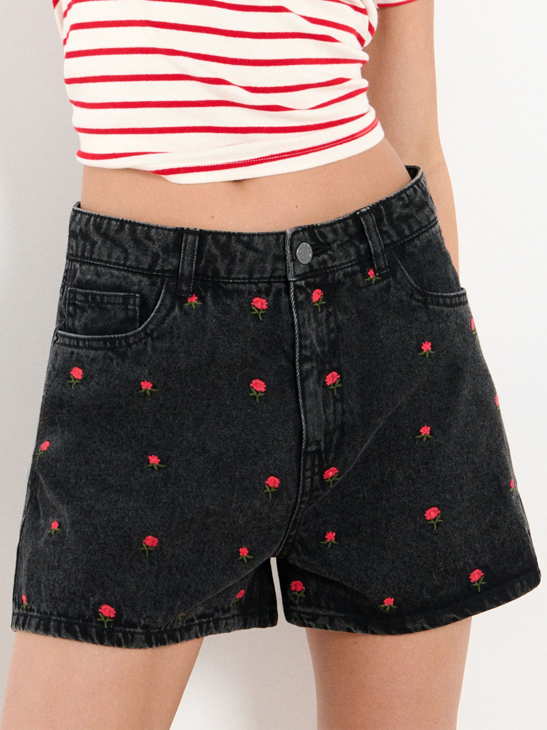 Szorty jeansowe high waist z haftowanymi różyczkami