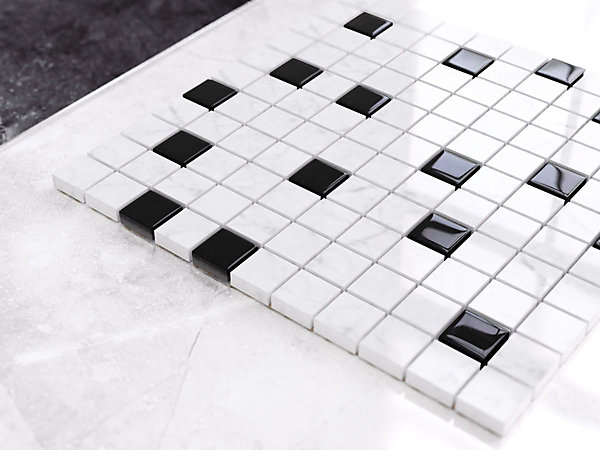 Mosaïque en verre sur filet pour salle de bain ou cuisine 30 cm x 30 cm - Black Marble
