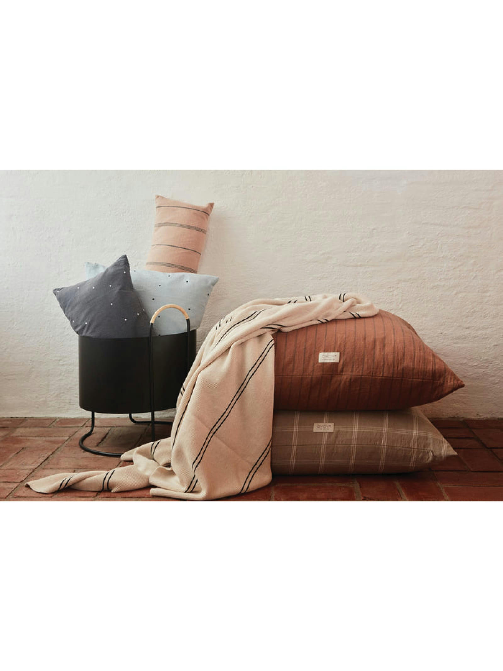 MAKI - Porte pot de fleur noir en métal H50x42x40cm