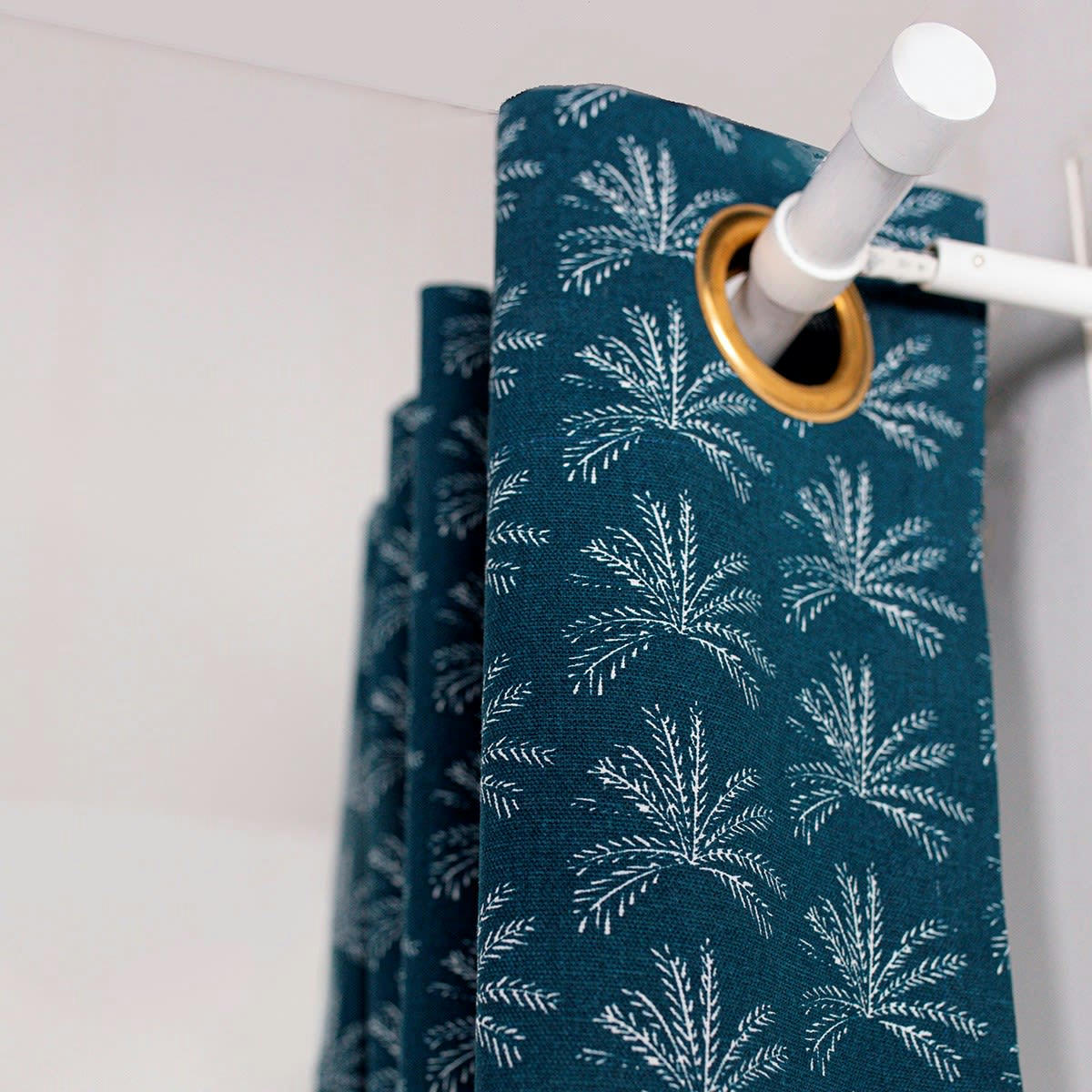 HOTEL TROPIK PALMERAIE - Rideau oeillets imprimé en coton bleu 140x240