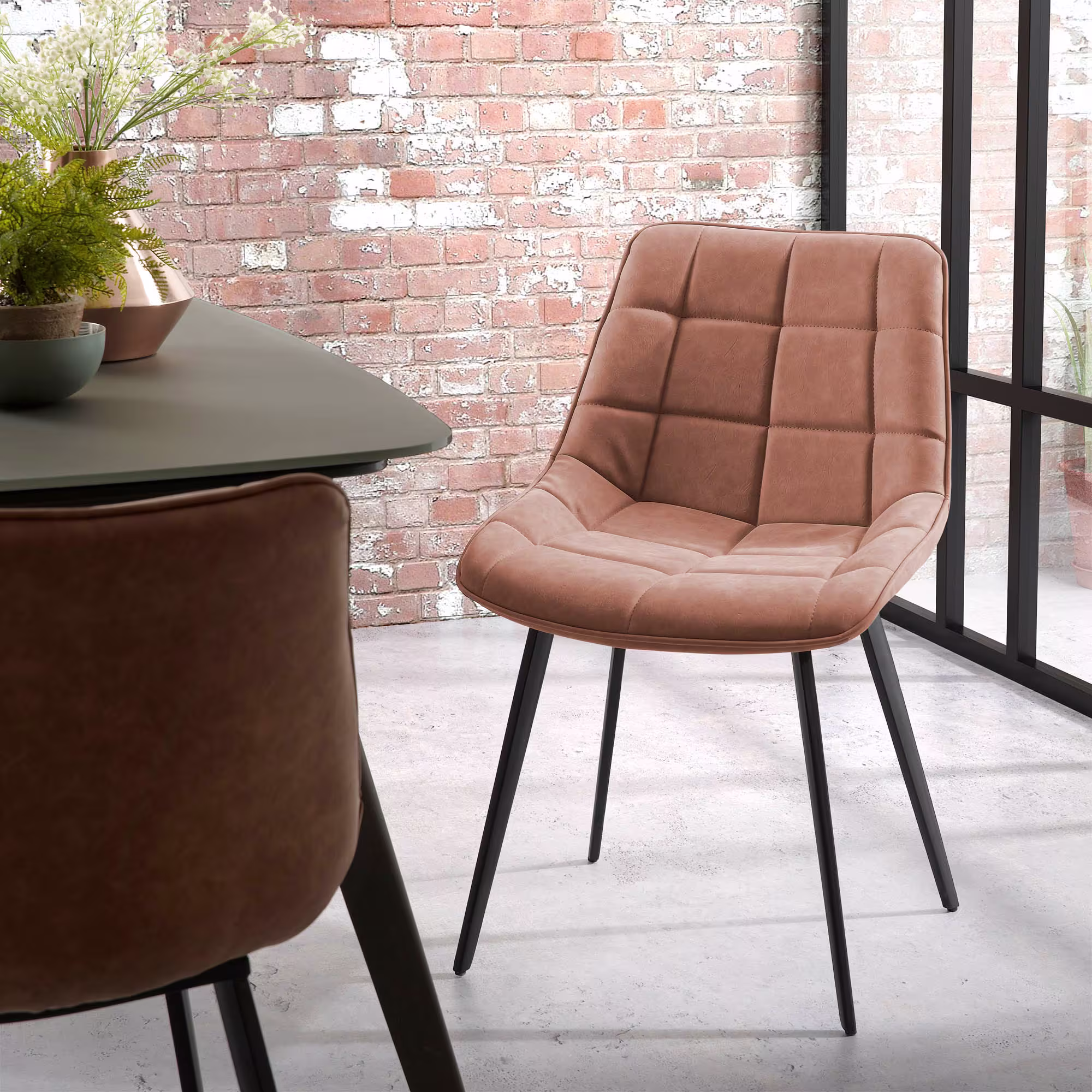 Silla Adam de piel sintética marrón y patas de acero con acabado negro