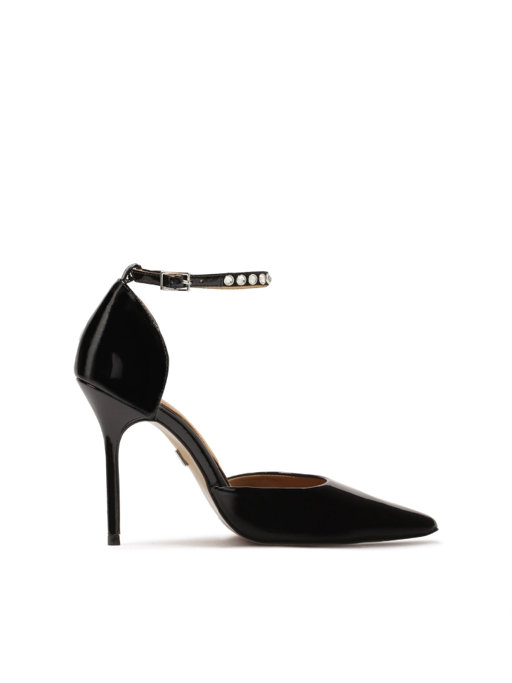 Patent leather pumps with two interchangeable straps