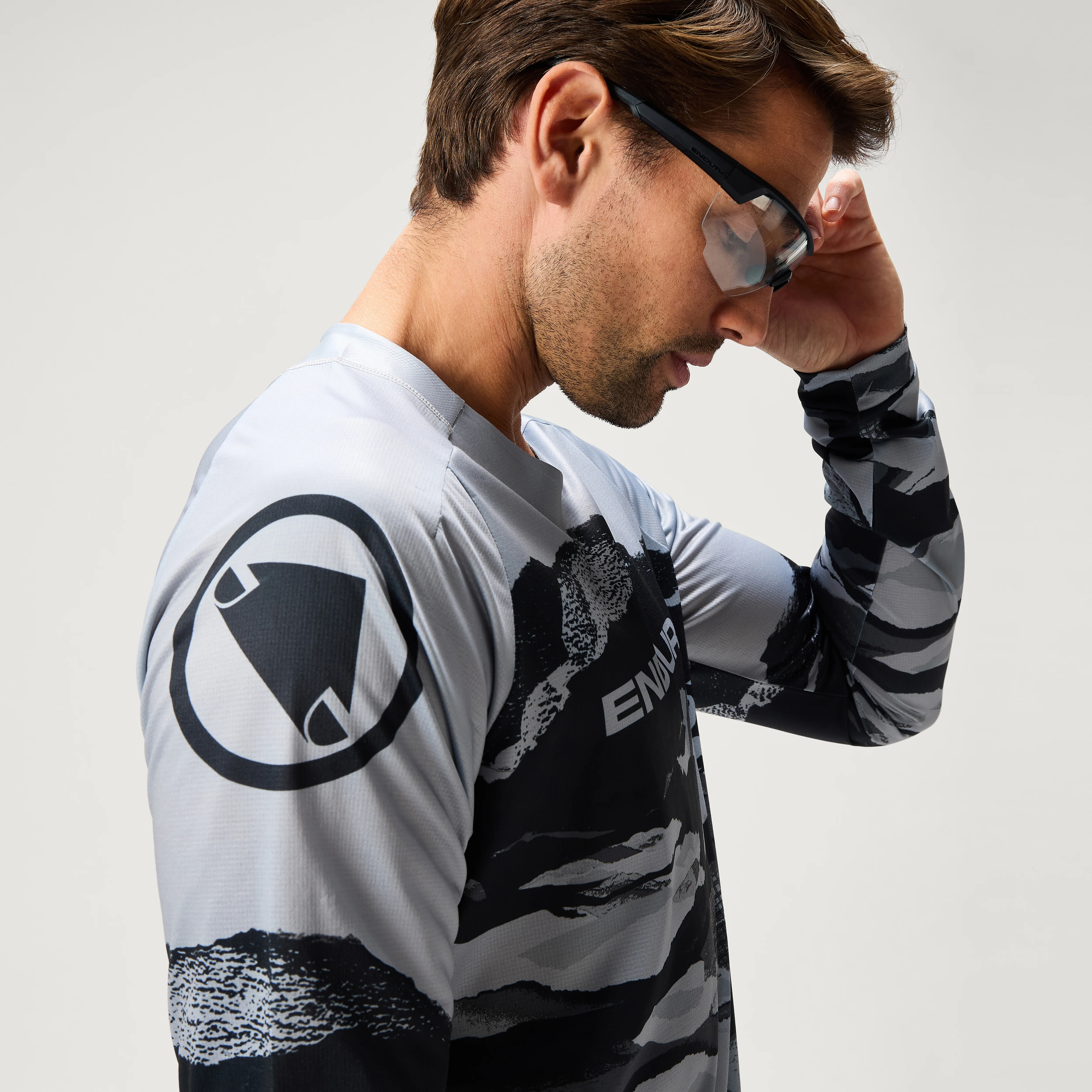 Men's Ltd Mountain Camo L/S Tee - Black