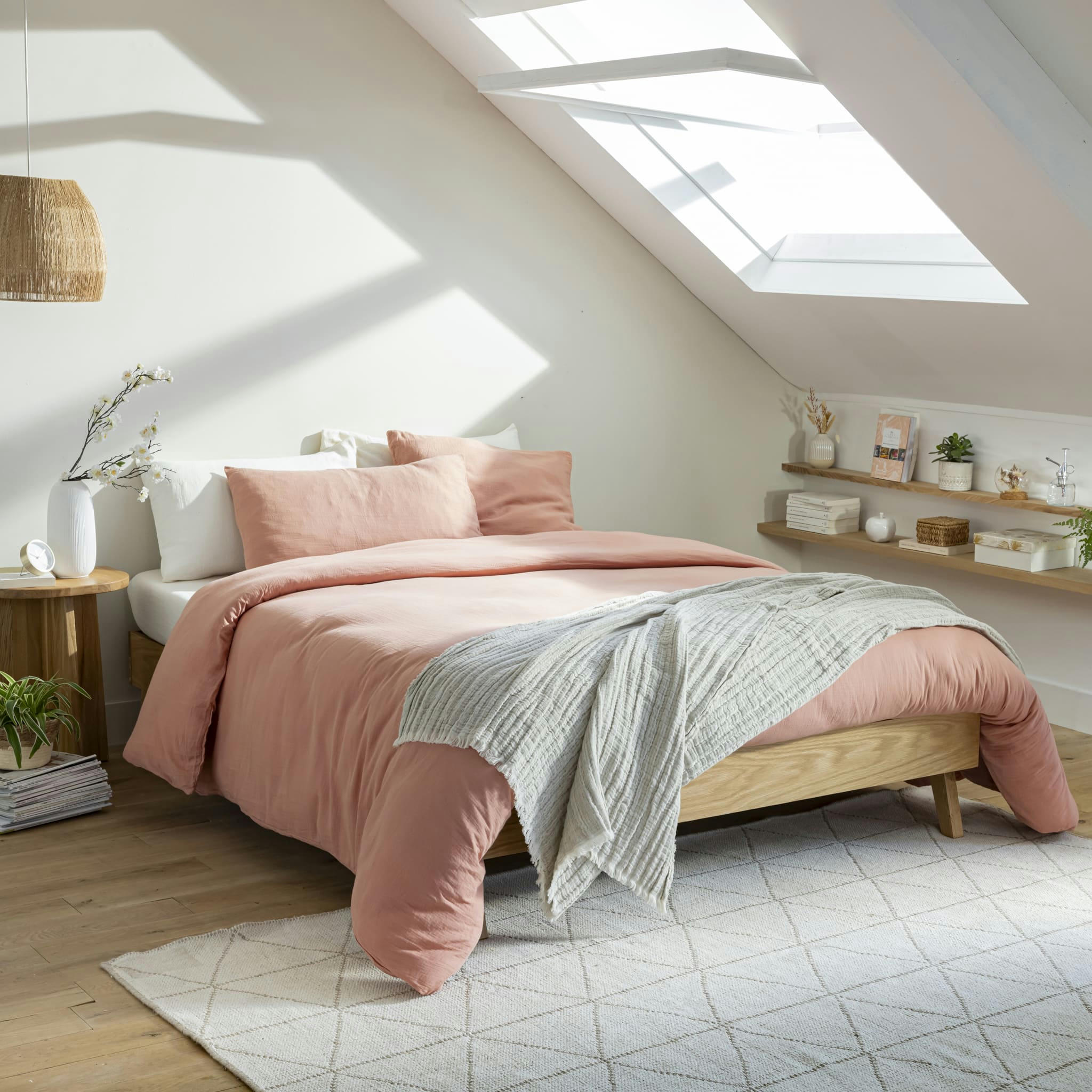- Lit avec pieds évasés scandinaves bois naturel 140x190