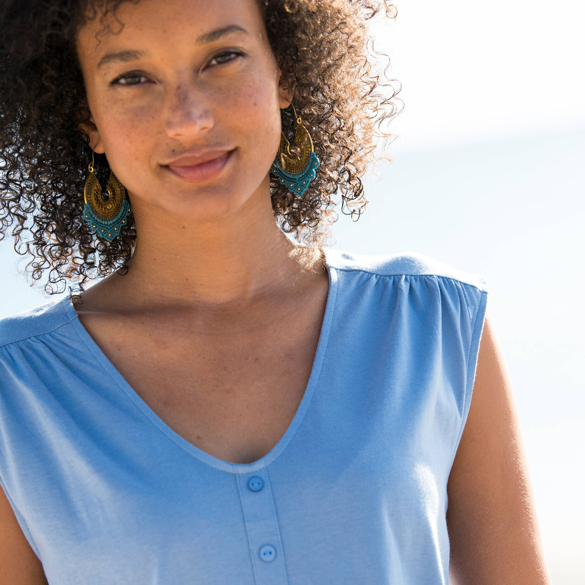 T-shirt col V boutons fantaisie