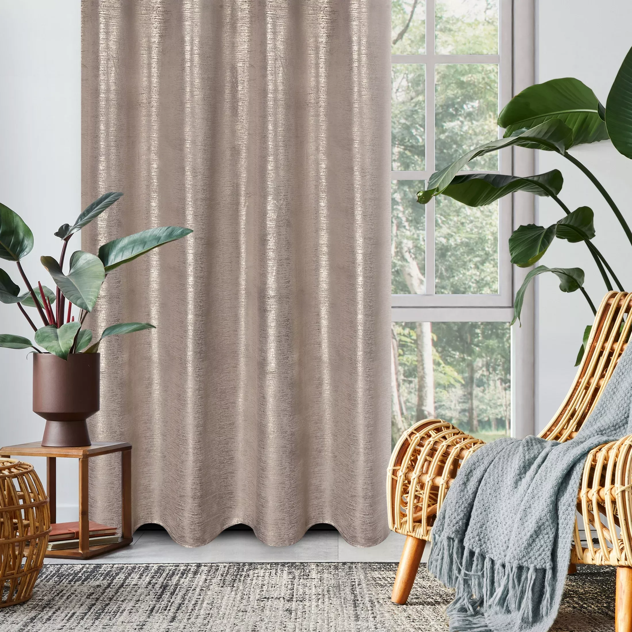 Zasłona welwetowa różowa z prążkowanym złotym wzorem 140x250 cm przelotka - AMABEL