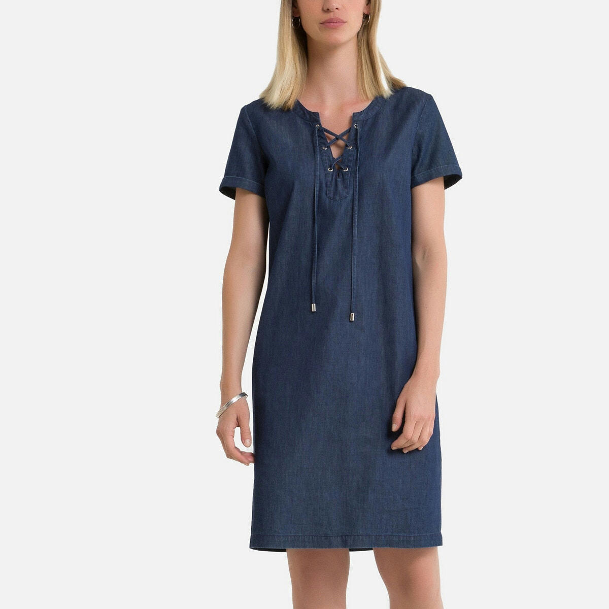 Robe droite, mi-longue, manches courtes