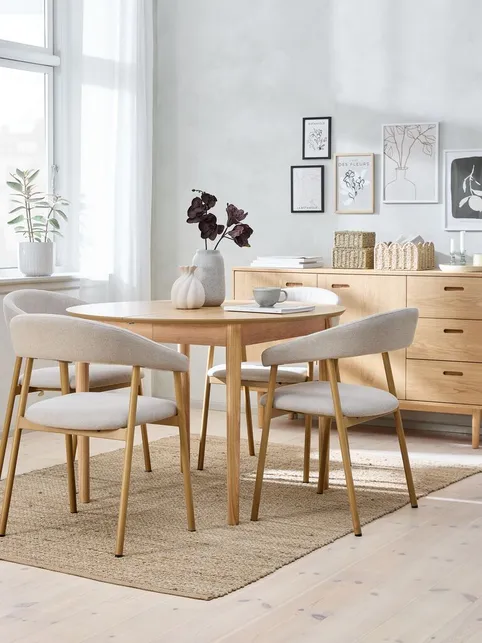 MARSTRAND Ø110 bord natur eg + 4 EJSING stole beige