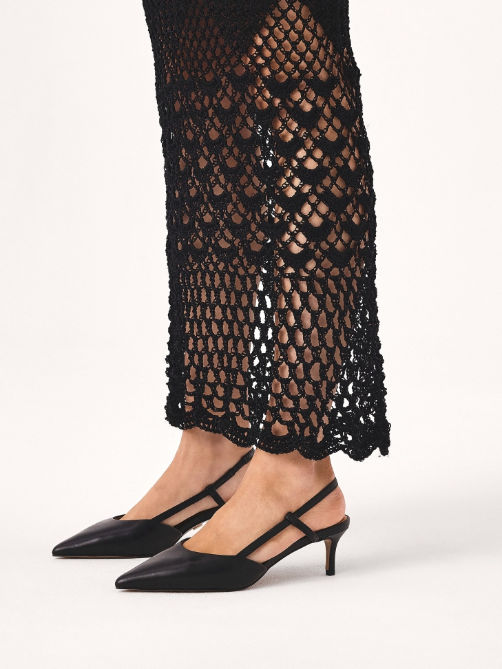 Black pumps with cut-out upper