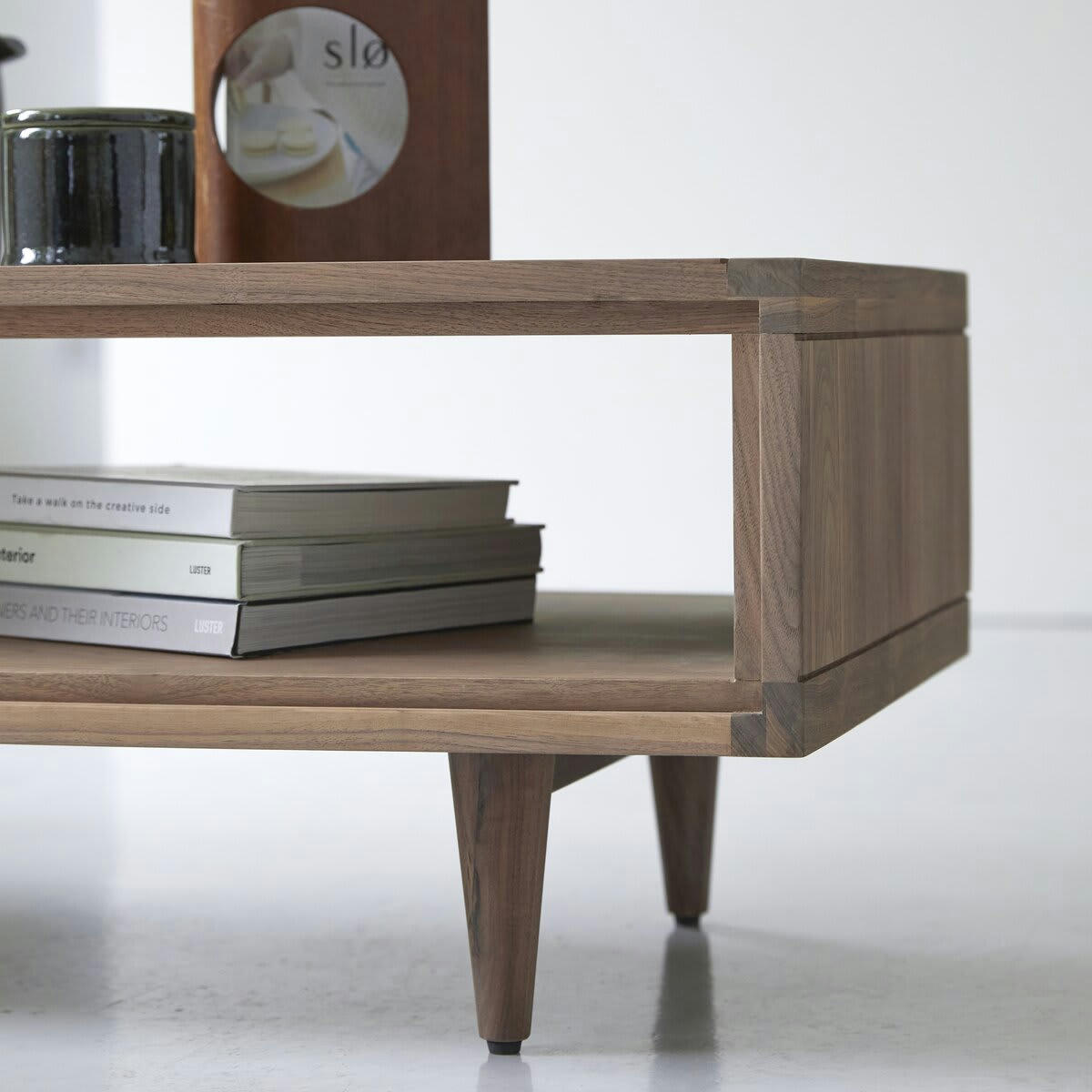 JONÀK - Table basse en noyer massif