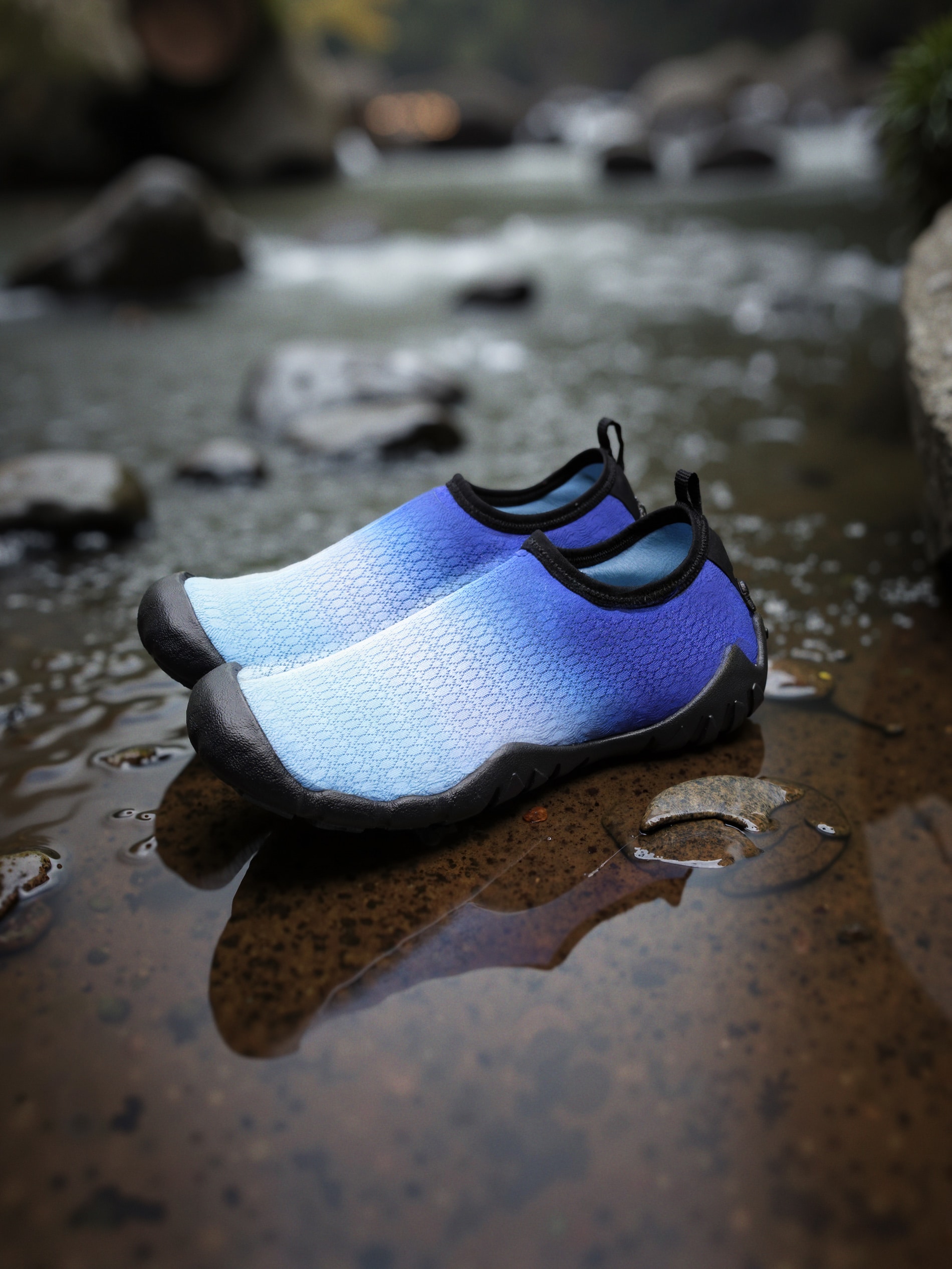 Buty plażowe w gradientowym wzorze