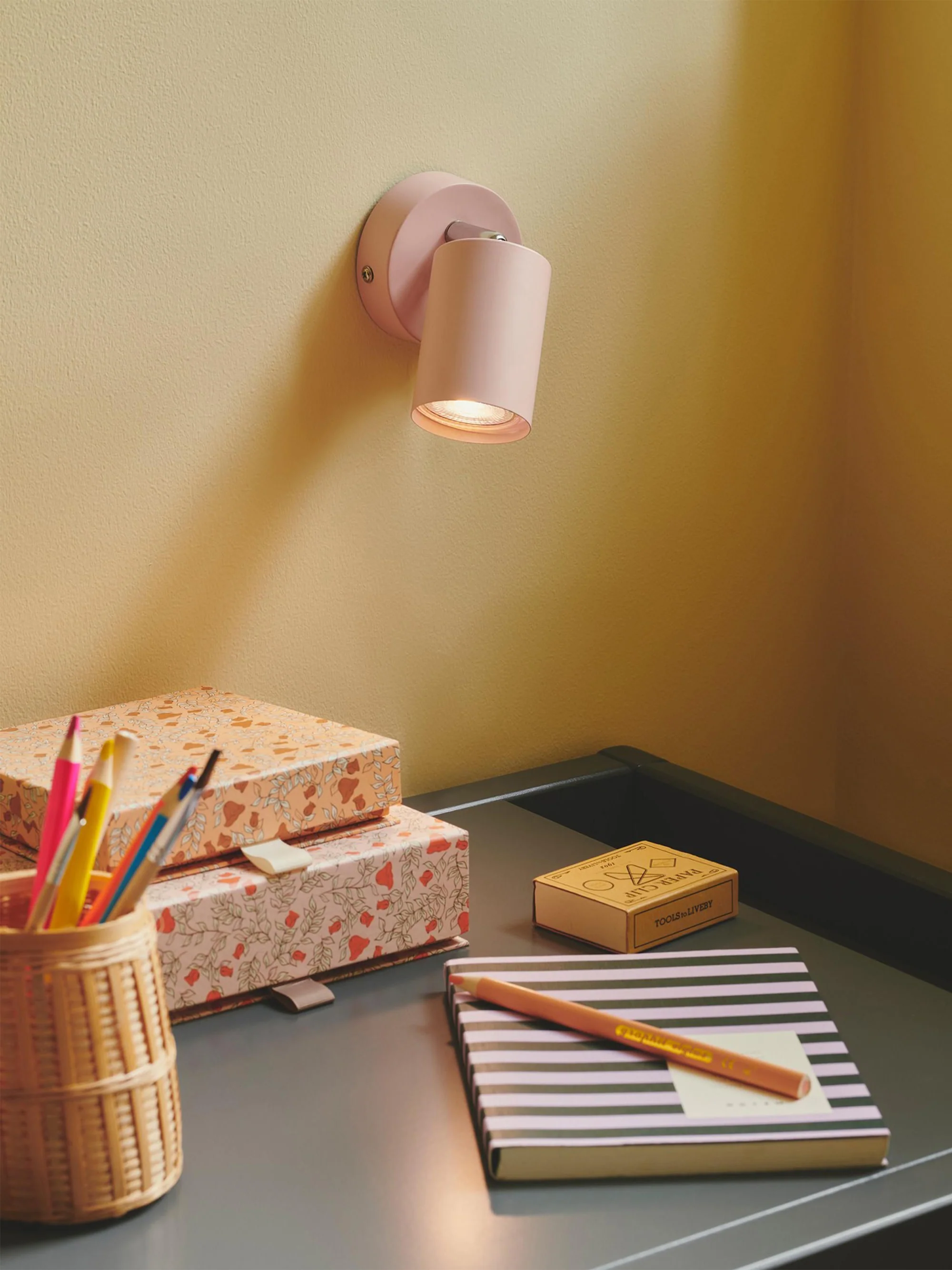 Kleiner Wandstrahler Explore mit Stecker
