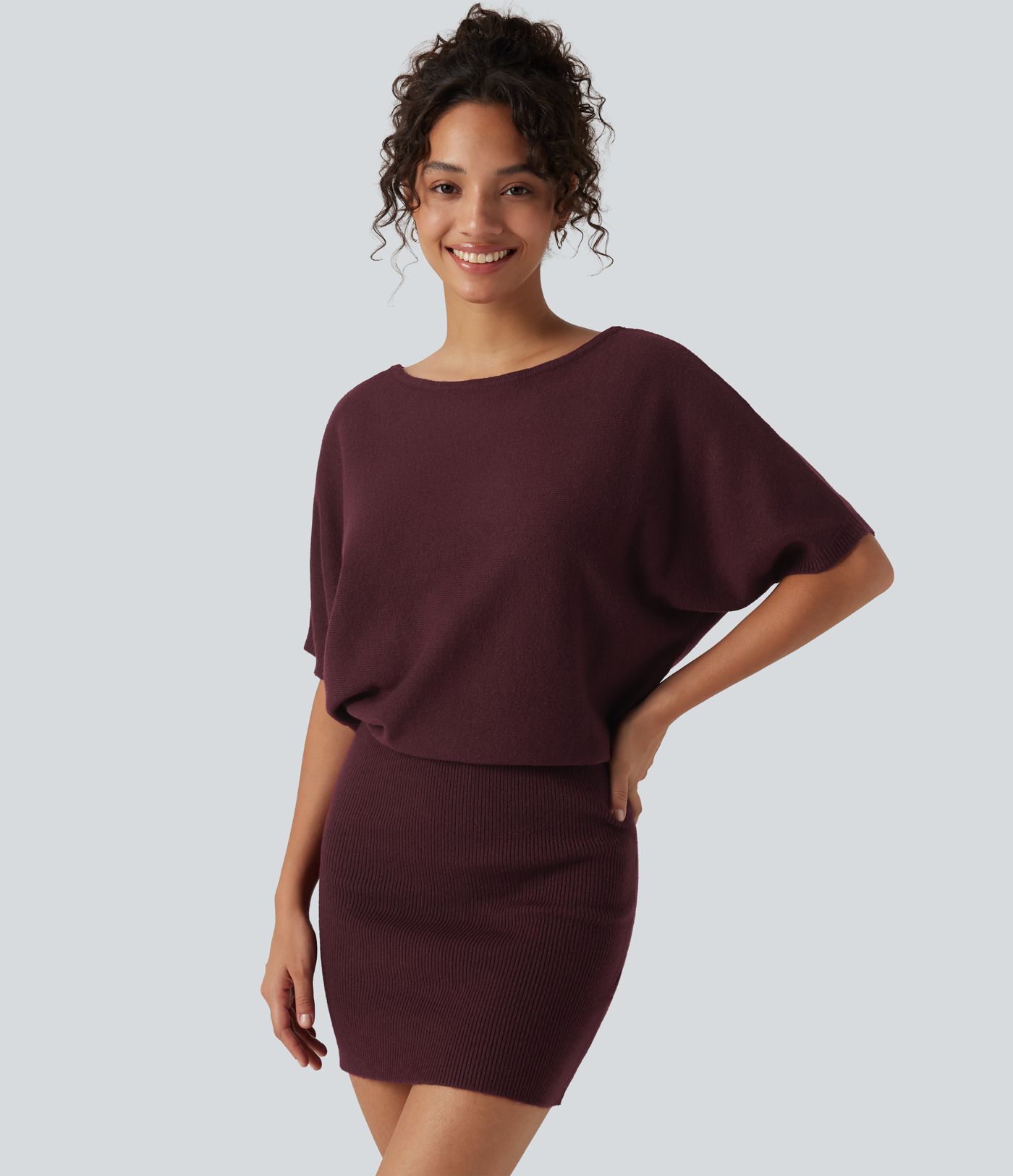 Robe mini ample en maille côtelée à encolure bateau et manches chauve-souris