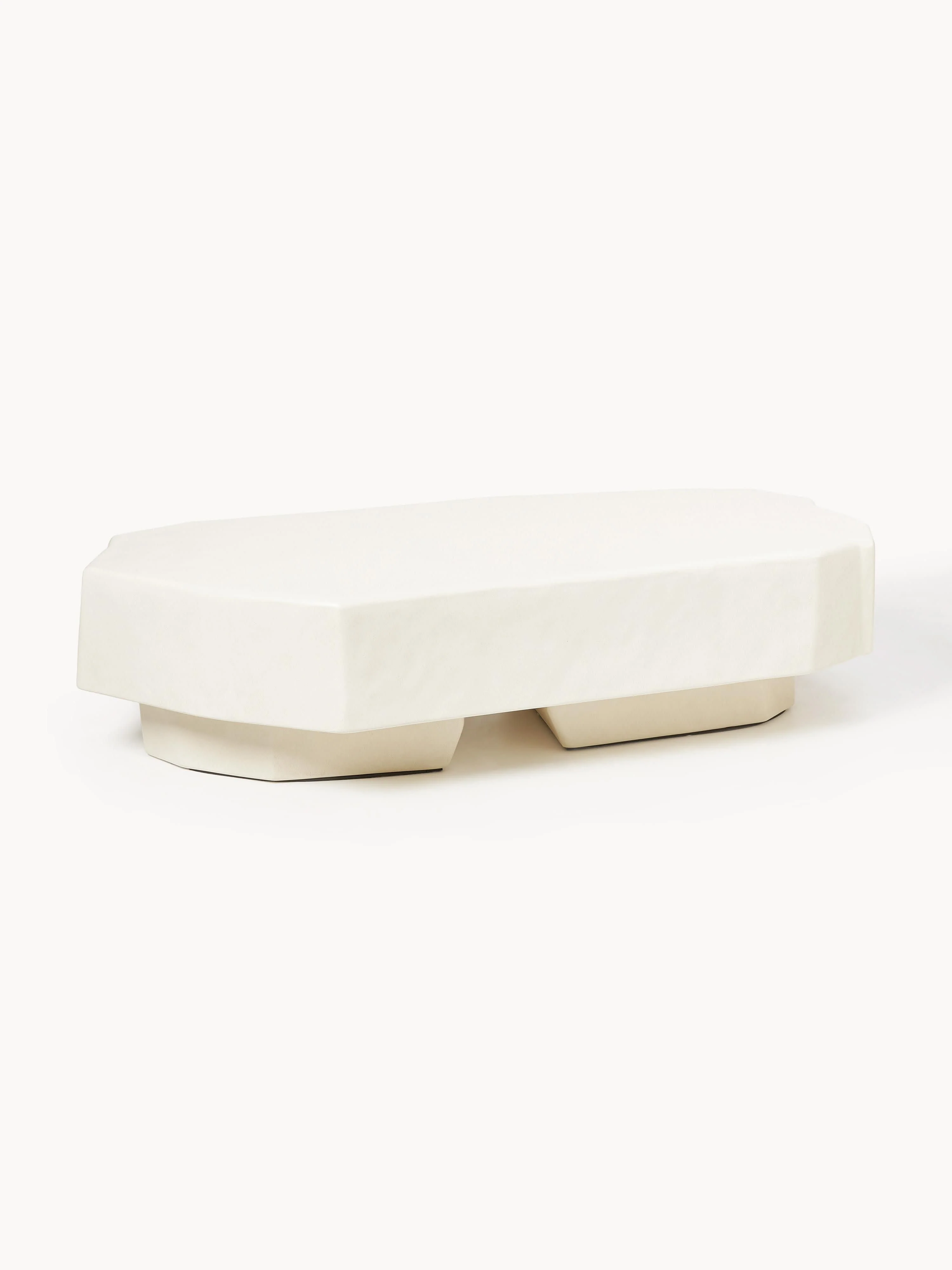 Beton-Couchtisch Staffa in organischer Form