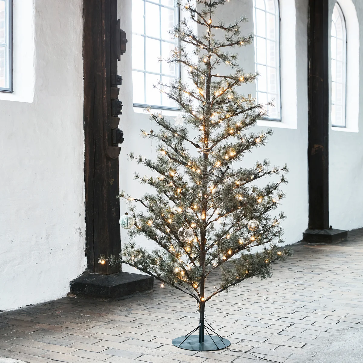 House Doctor - Weihnachtsbaum mit LED-Beleuchtung Pin, H 220 cm, natur