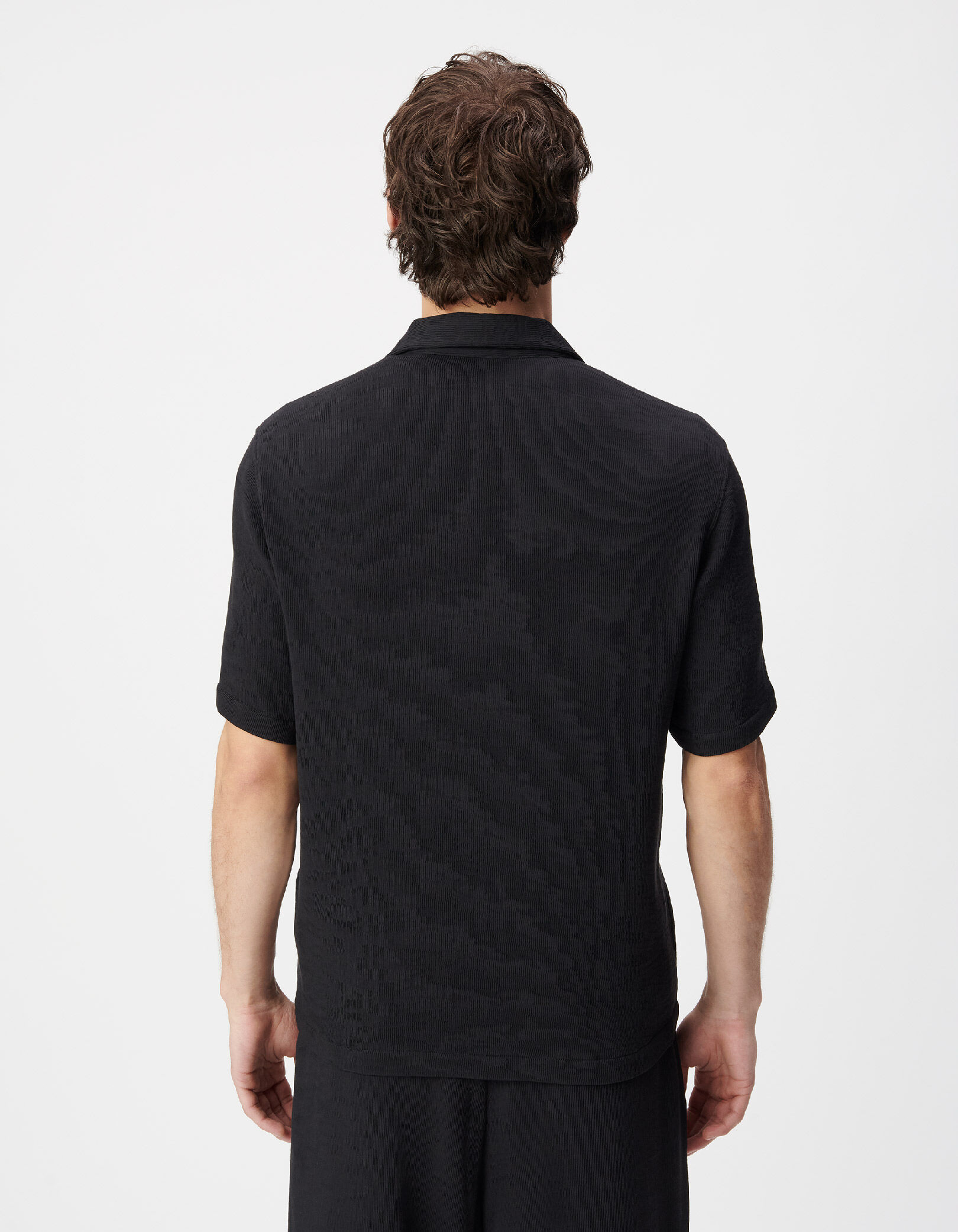 Chemise manches courtes noire tissu plissé Homme