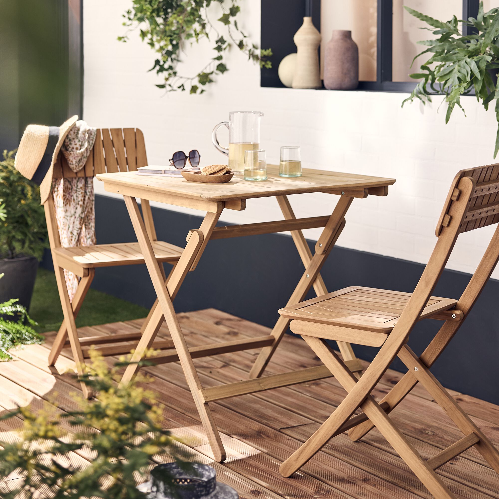 CARLO - Table de repas jardin pliante carrée en acacia huilé - bois foncé (2 places)
