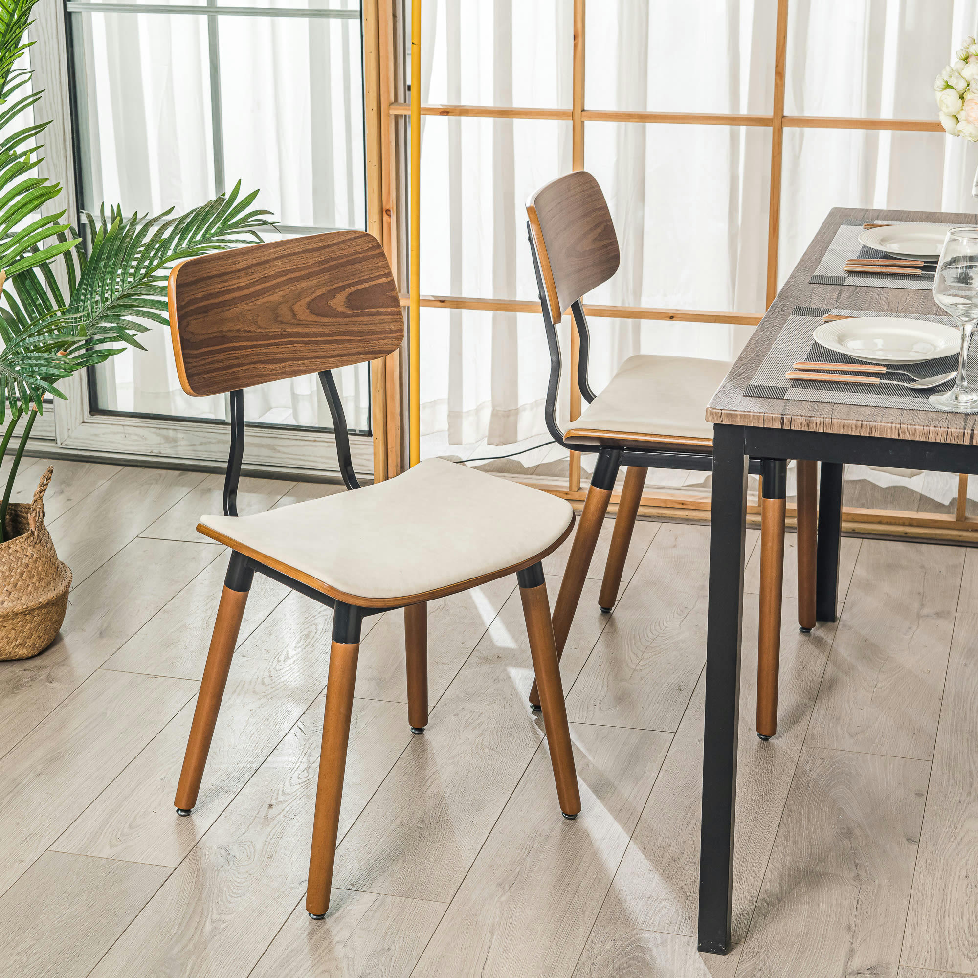 - Lot de 2 chaises en bois et velours beige