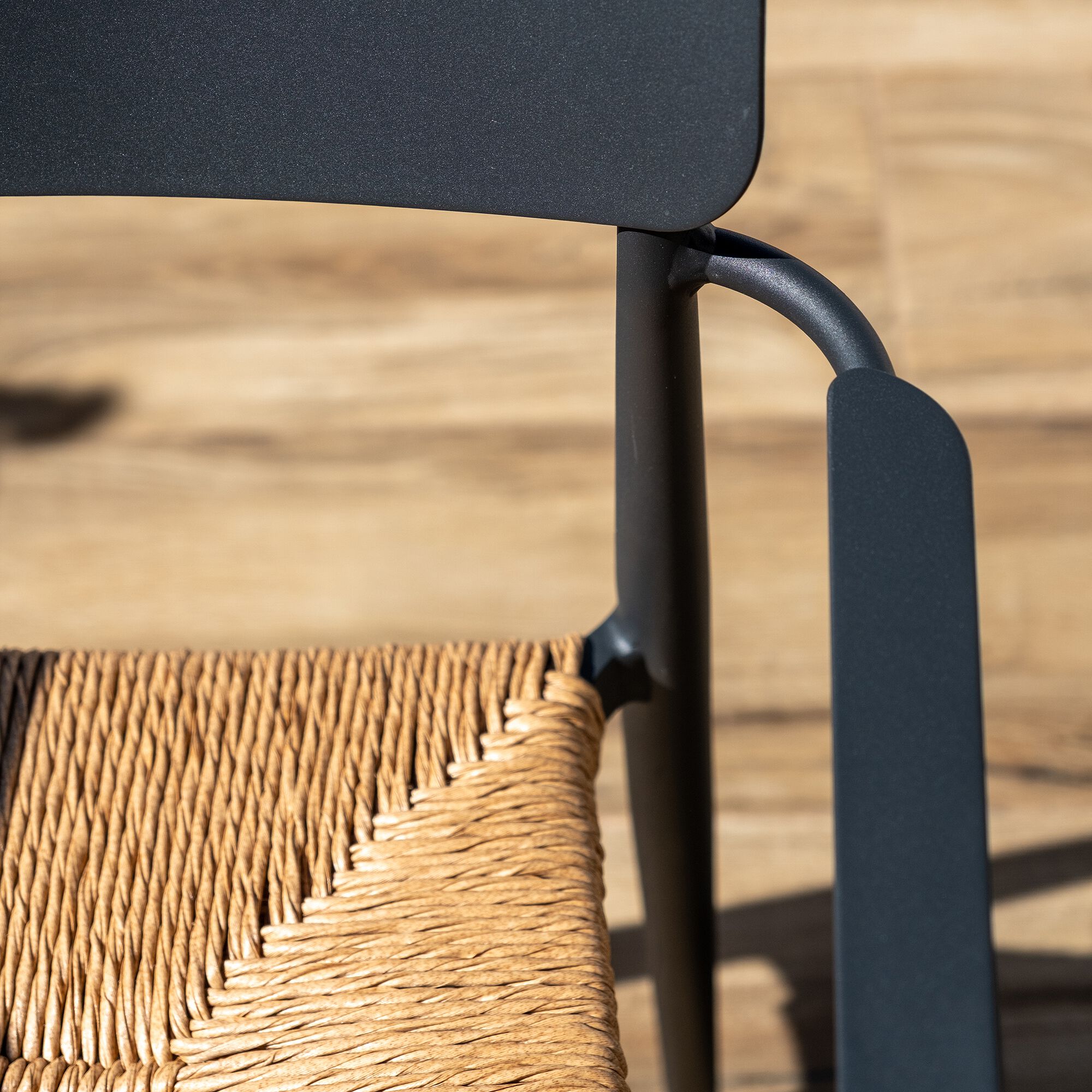 INCA - Chaise de jardin empilable avec accoudoirs en aluminium et résine tressée - gris anthracite