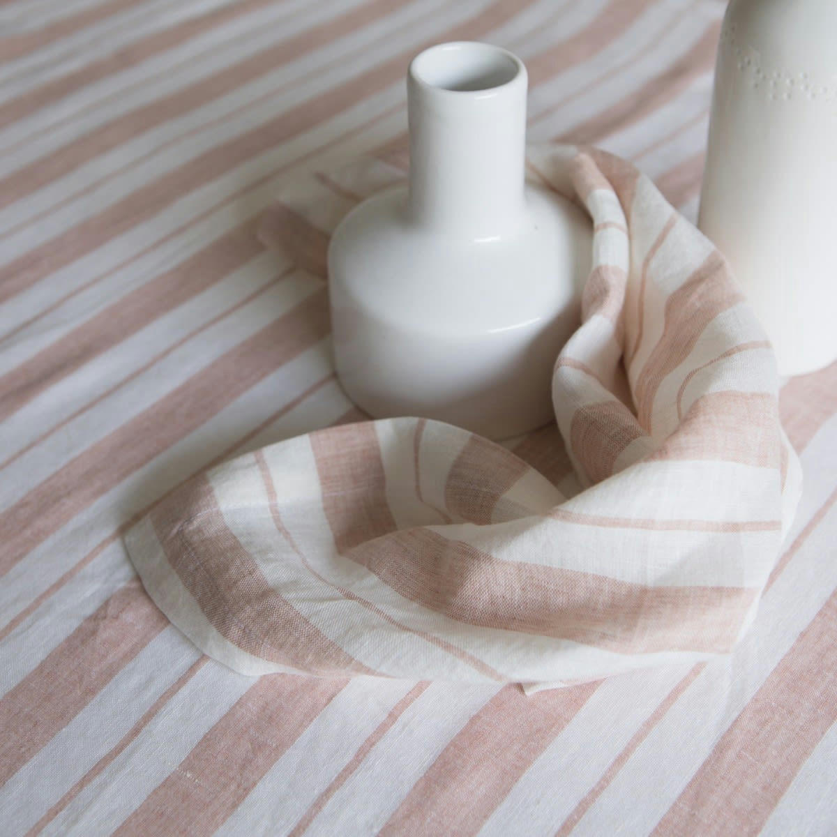 LES ESSENTIELS - Nappe en lin lavé larges rayures rose/crème 175x300