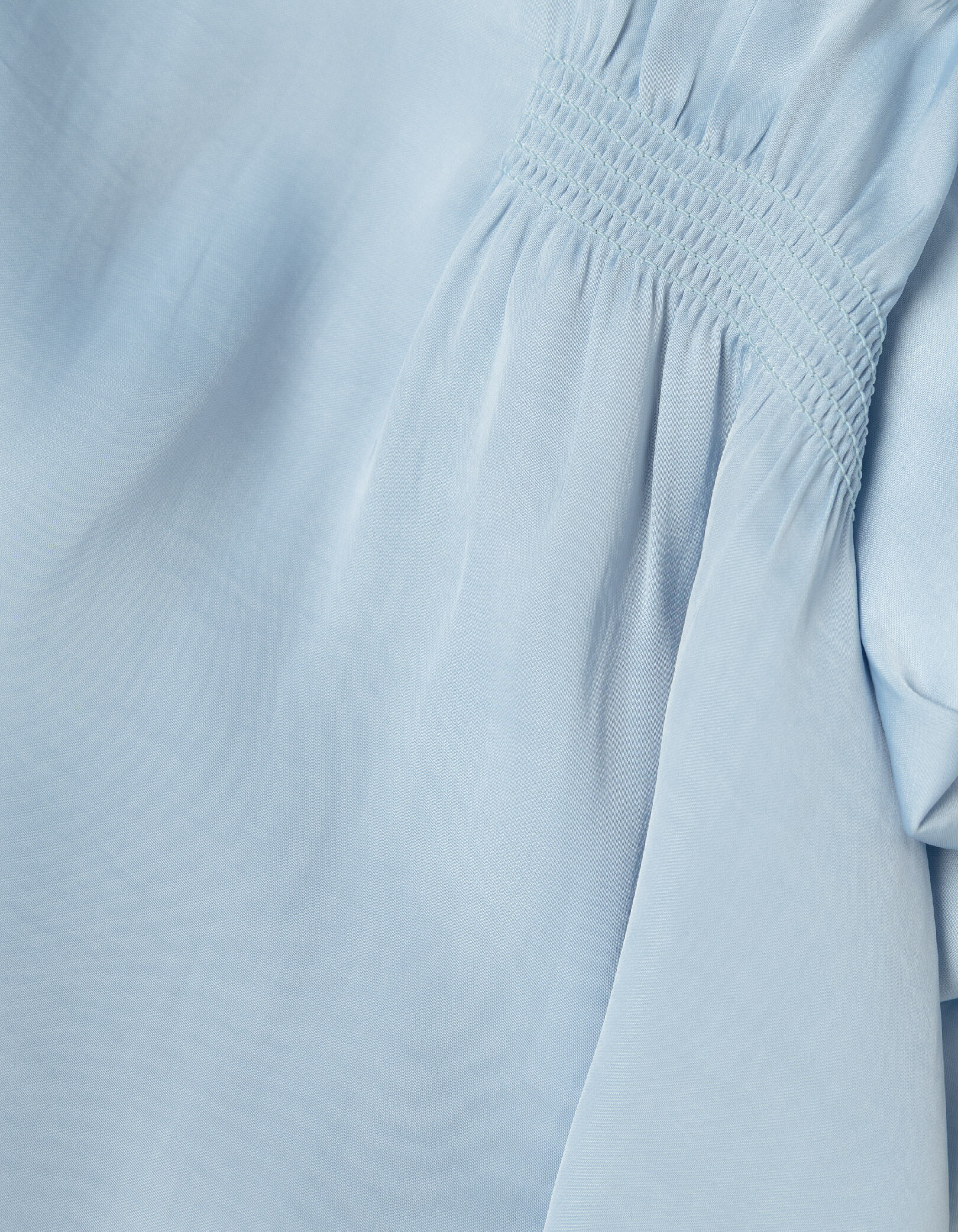 Top bleu satiné détails smocks Femme