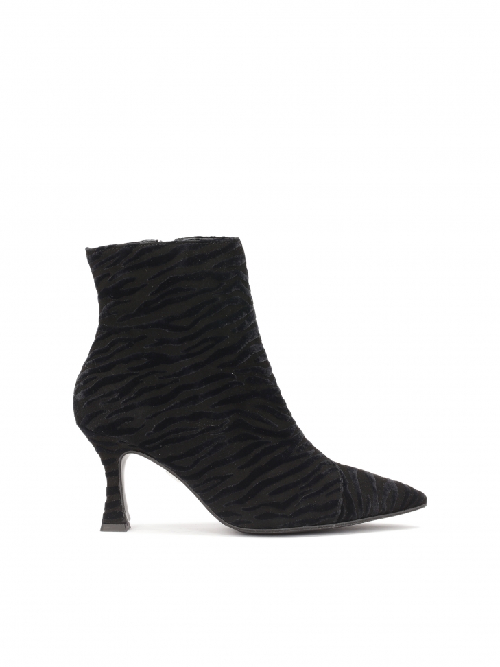 Phenomenal boots in animal pattern