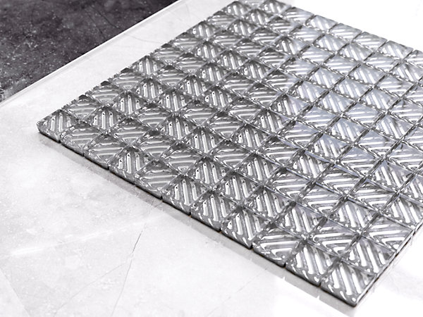 Mosaïque en verre sur filet pour salle de bain ou cuisine 30 cm x 30 cm -Silver labyrinth