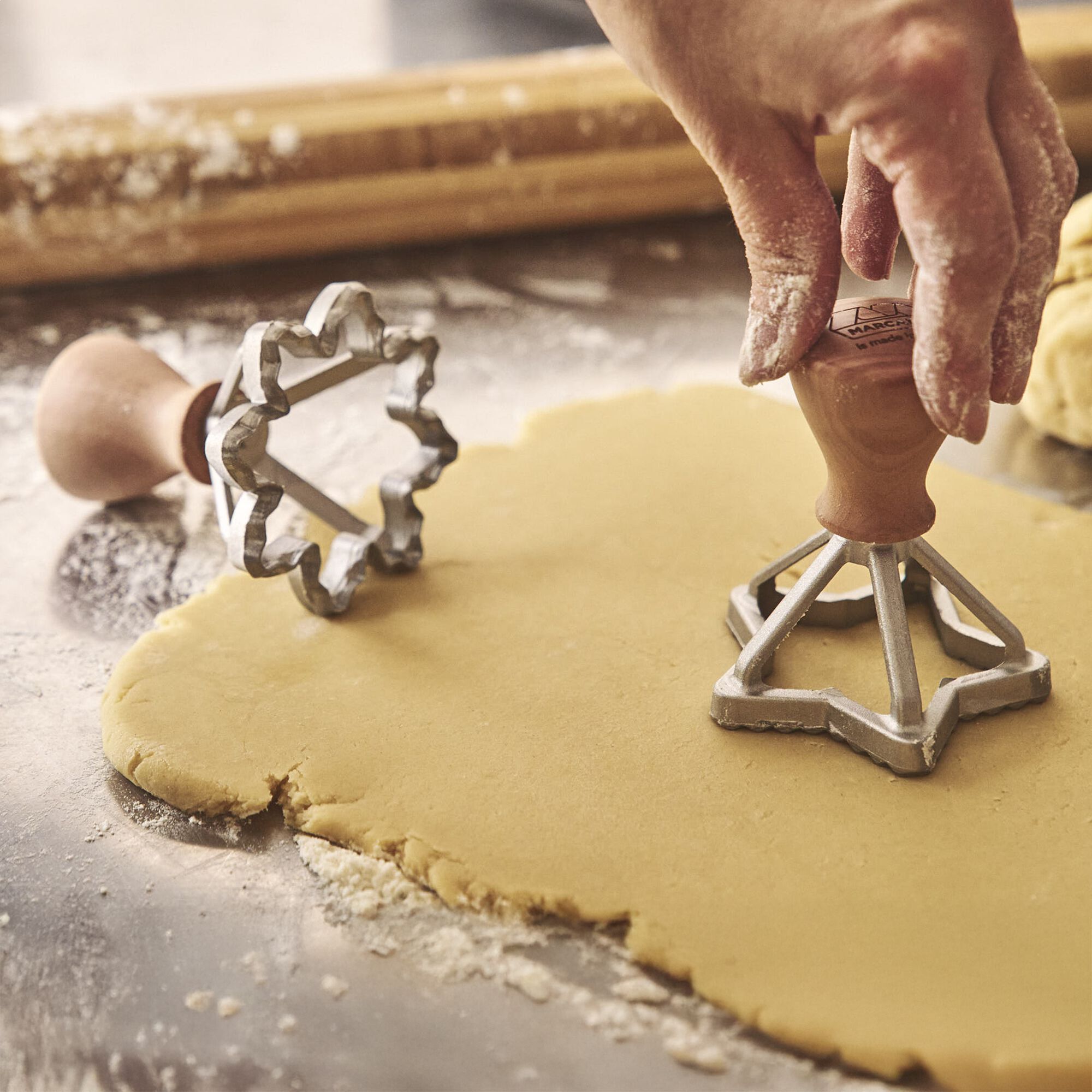 MARCATO - Lot de 2 emporte-pièces étoile et fleur en aluminium - argenté