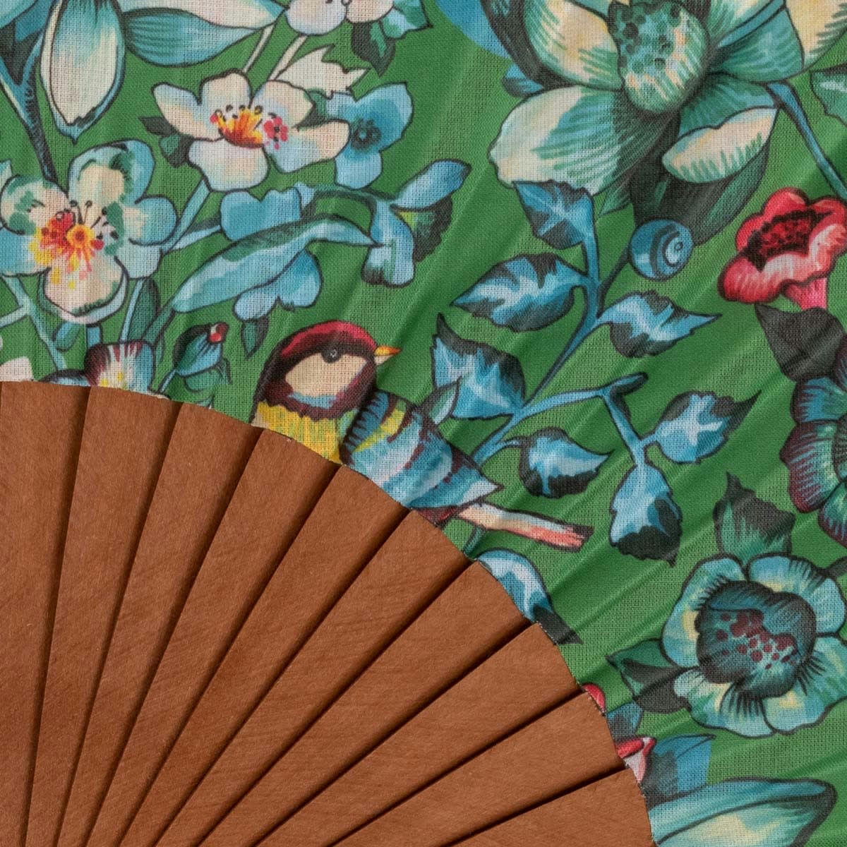 - Éventail en bois de merisier et coton imprimé fleuri vert