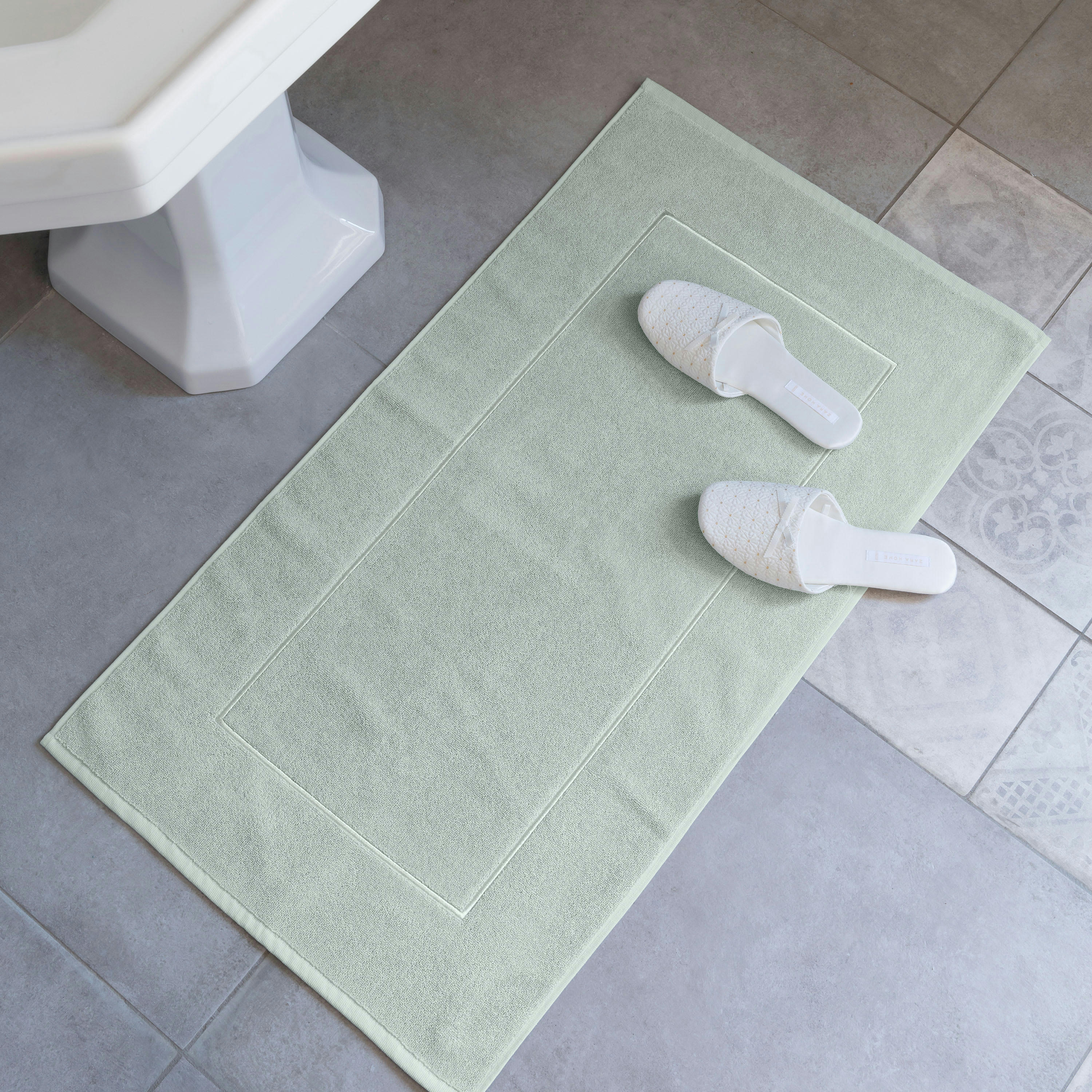 PAMPA 2 - Tapis de bain coton brodé bouclette vert 50 x 90 cm