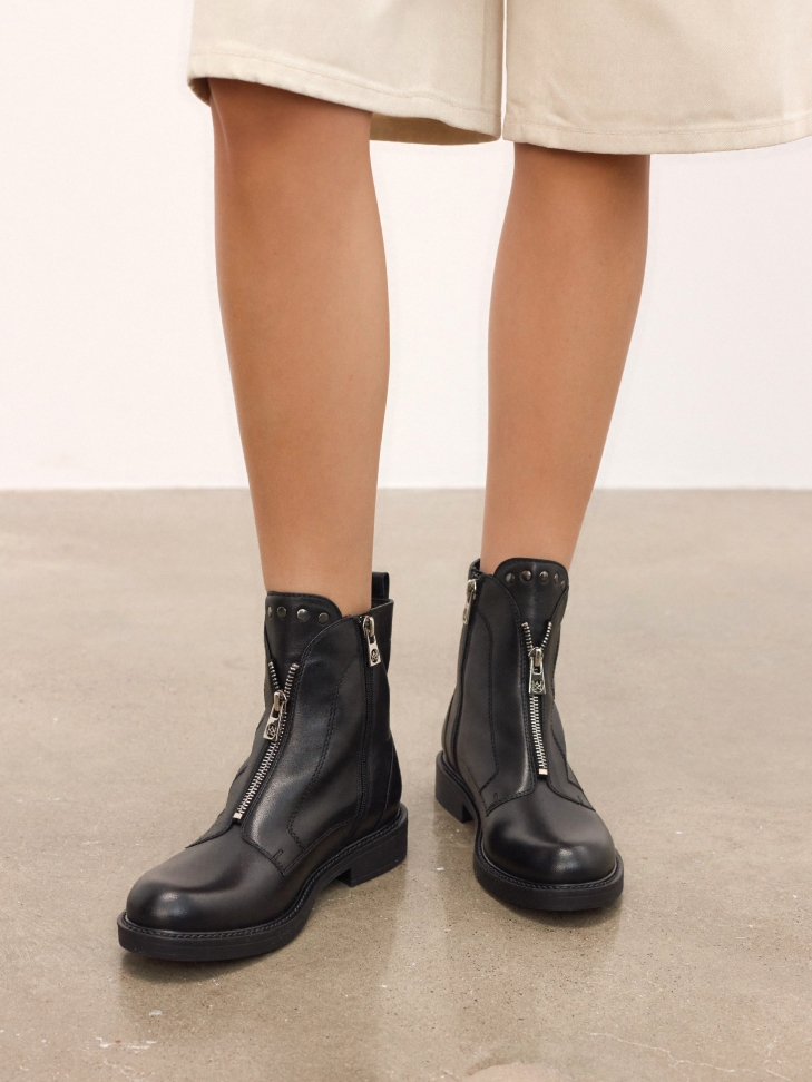 Comfortable black boots with zipper upper