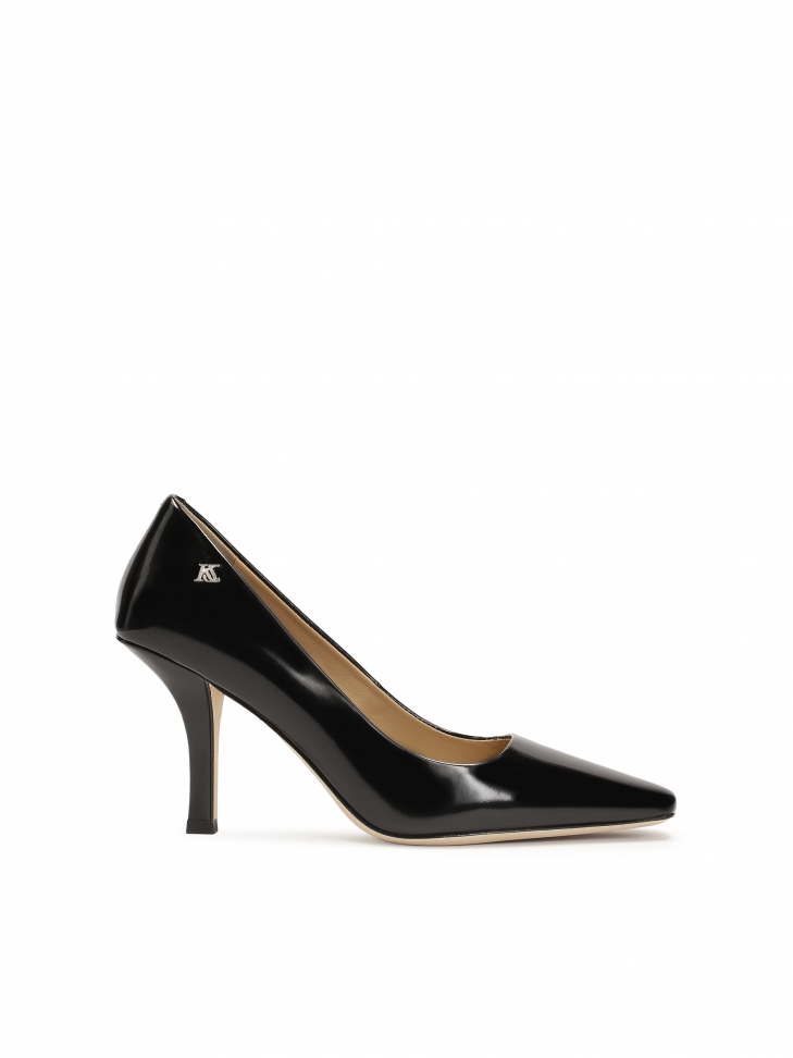 Black pumps on a slender stiletto heel