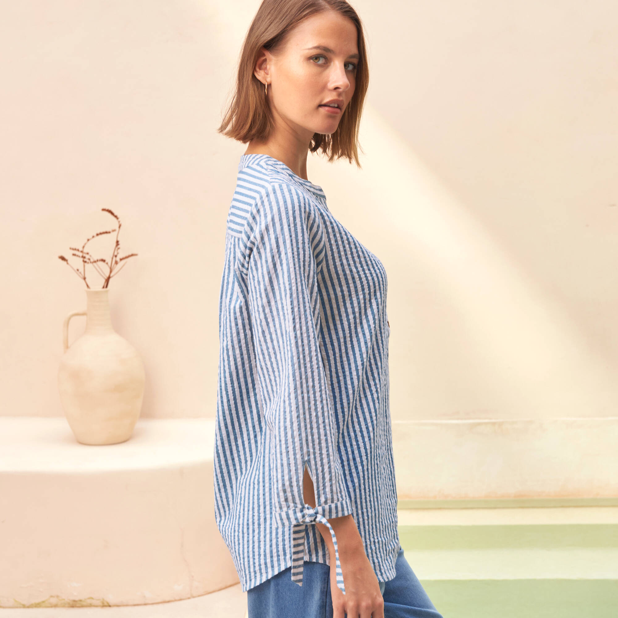 Blouse rayée en seersucker, nouettes aux manches