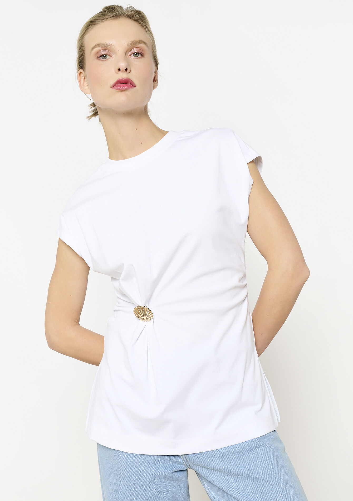 T-shirt met brochedetail