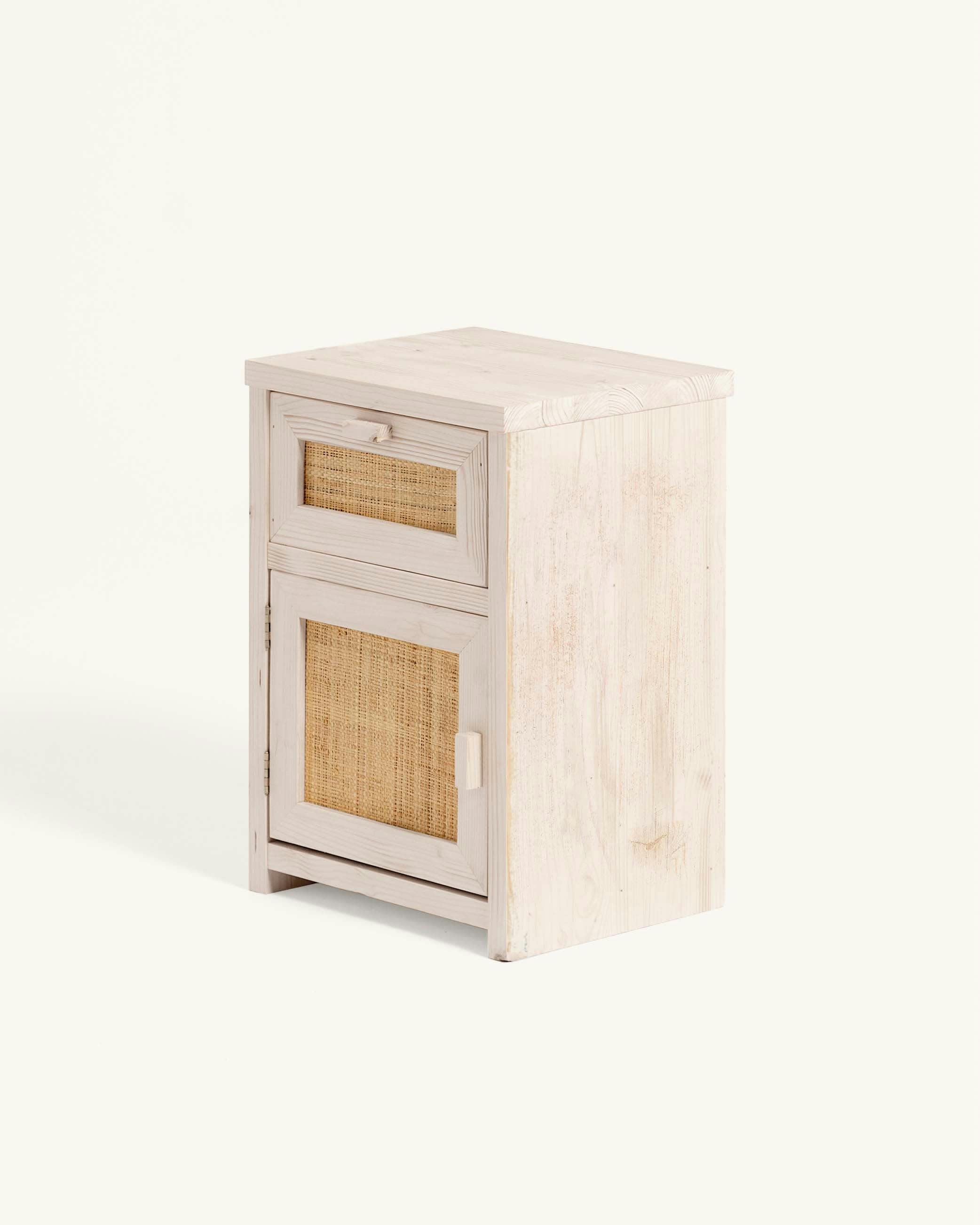 MARNIE - Table de nuit en bois et raffia en couleur blanc vieilli