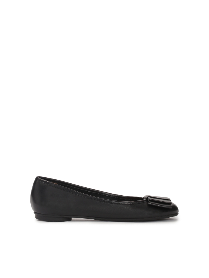 Classic full grain leather ballerinas decorated with a bow