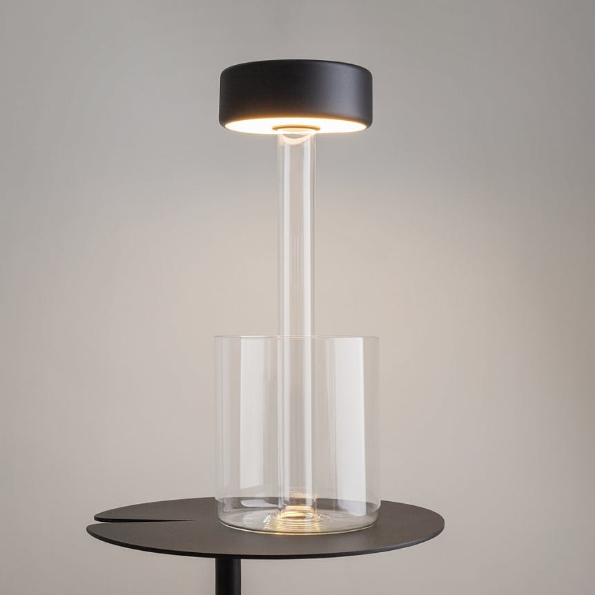 Lampe rechargeable noire avec vase en verre design ALMA