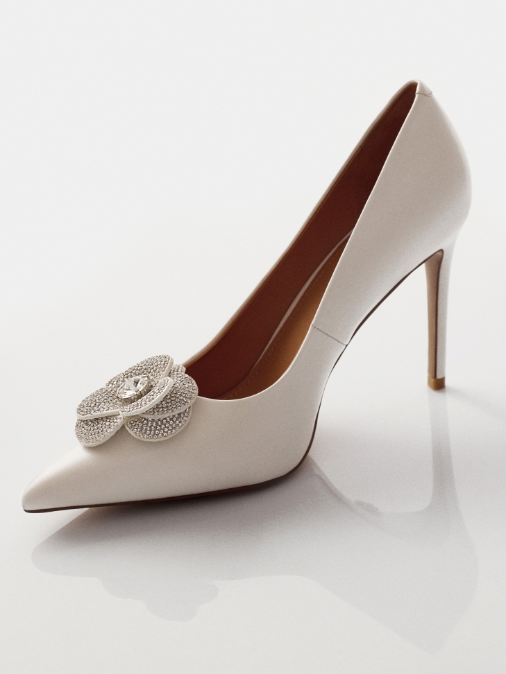 White leather pumps with glittering flower