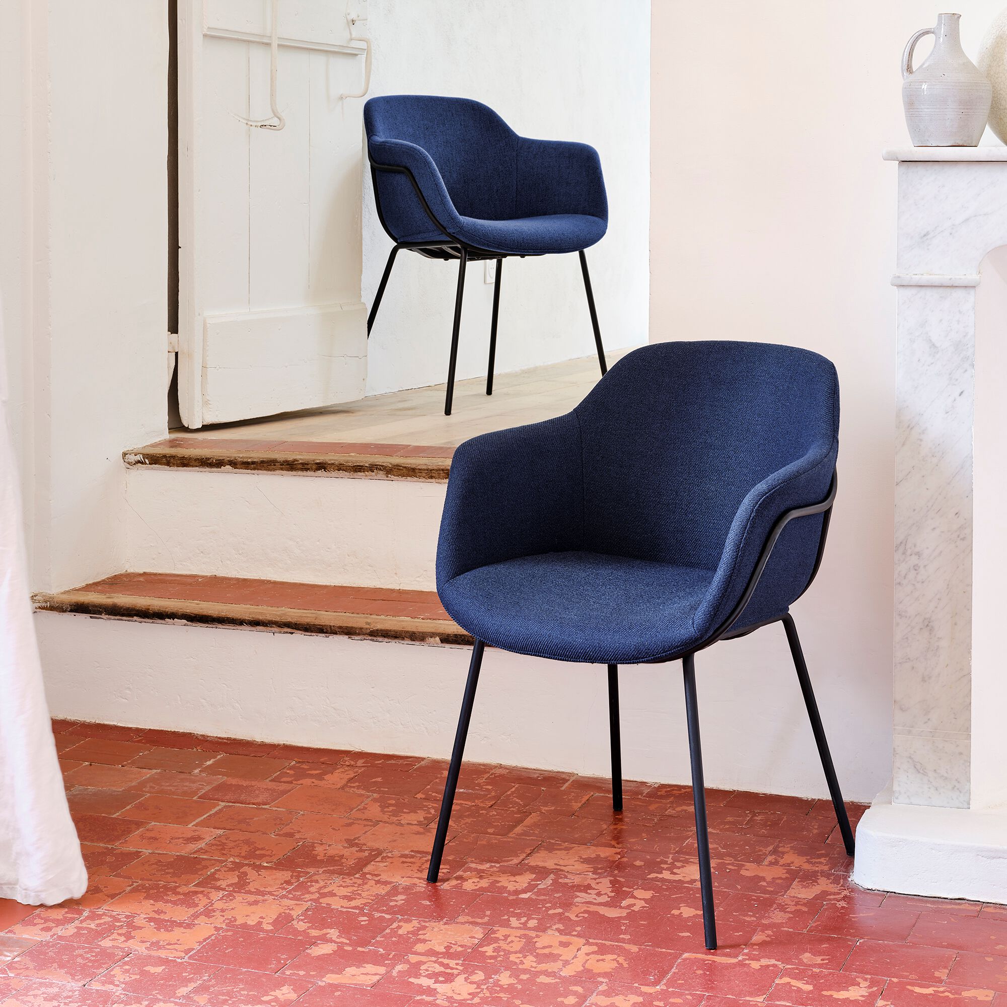 CHLOE - Chaise de repas avec accoudoirs en tissu - bleu figuerolles