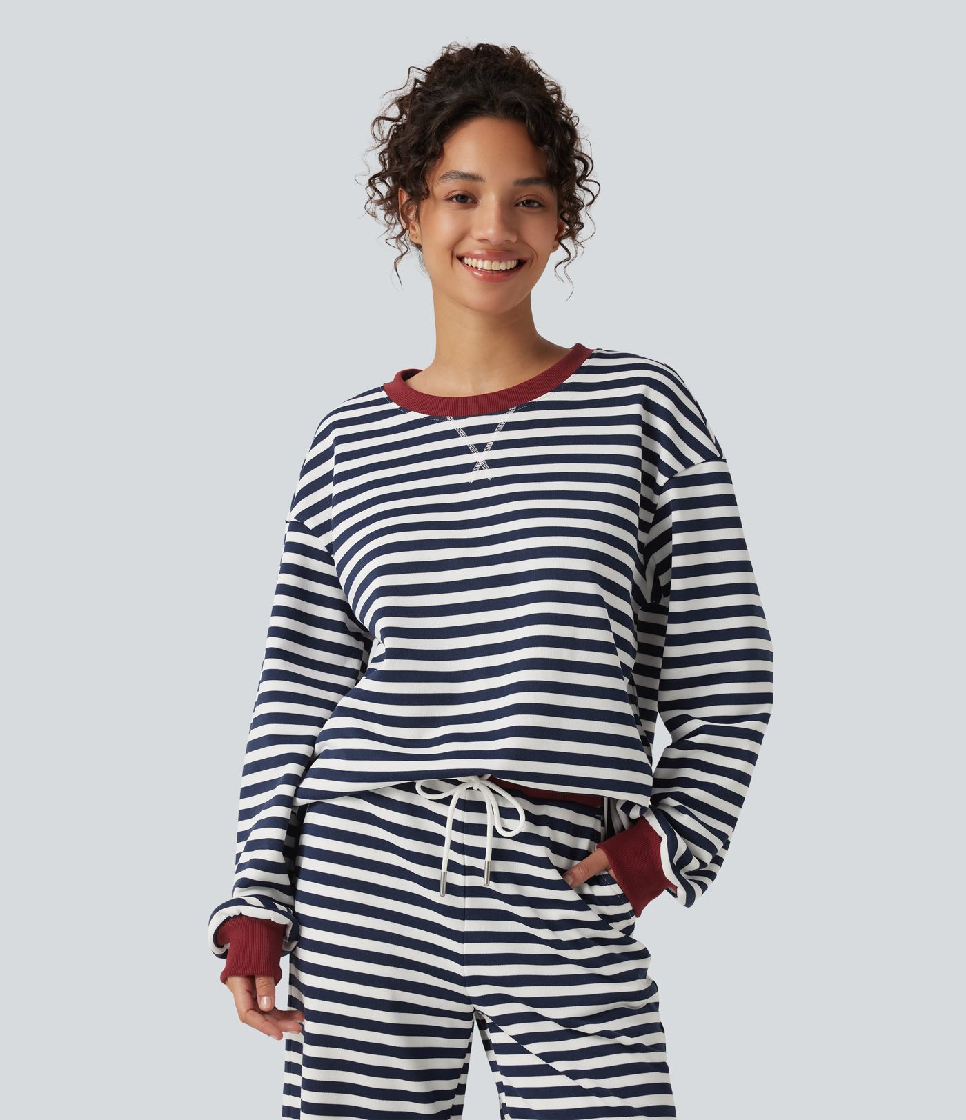 Sweat-shirt de détente rayé à encolure arrondie et manches longues