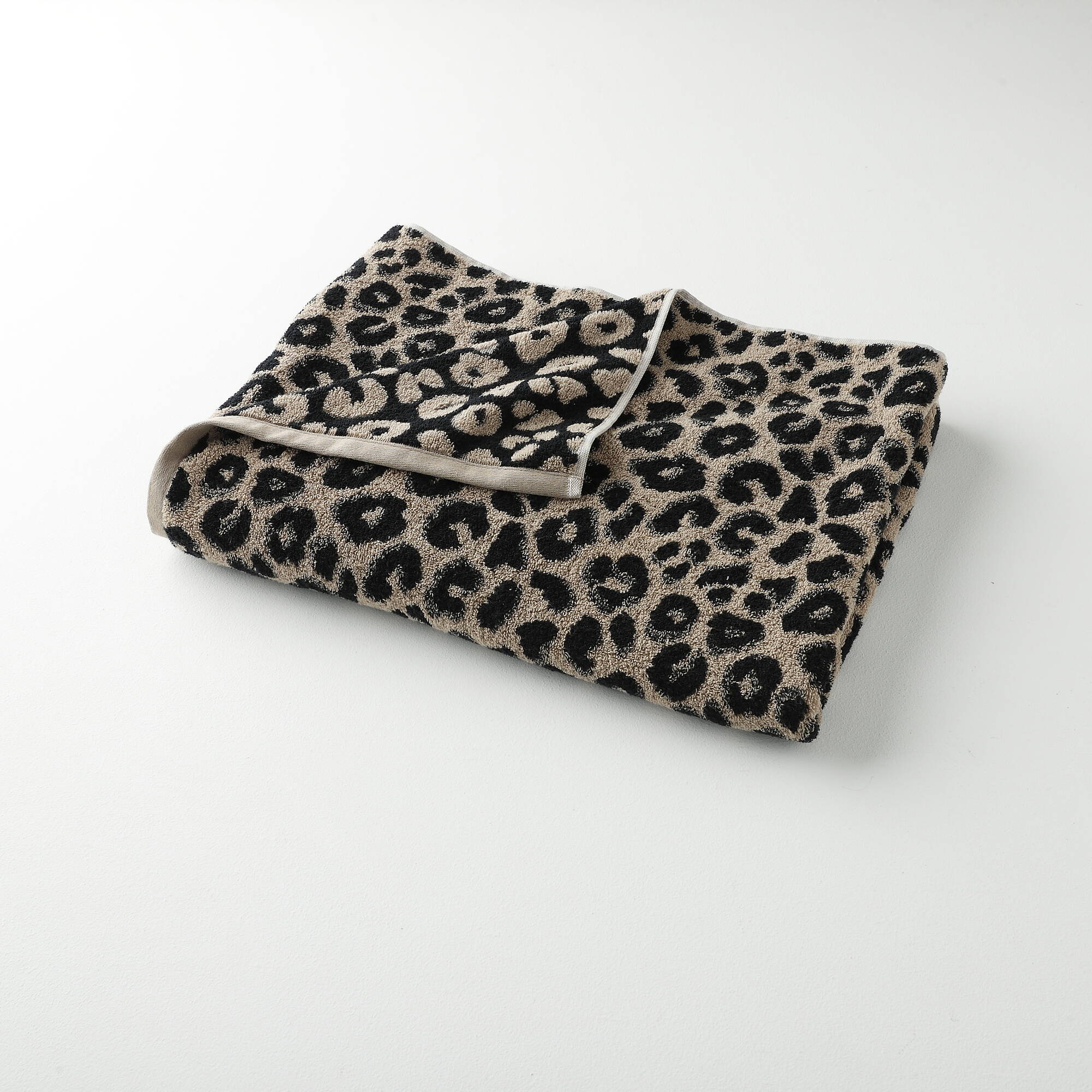 Collection serviettes de bain jacquard motif peau de léopard 450 g/m2