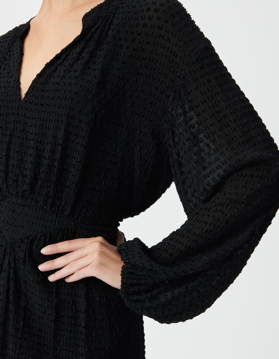 Robe noire à col V et manches longues pour femme